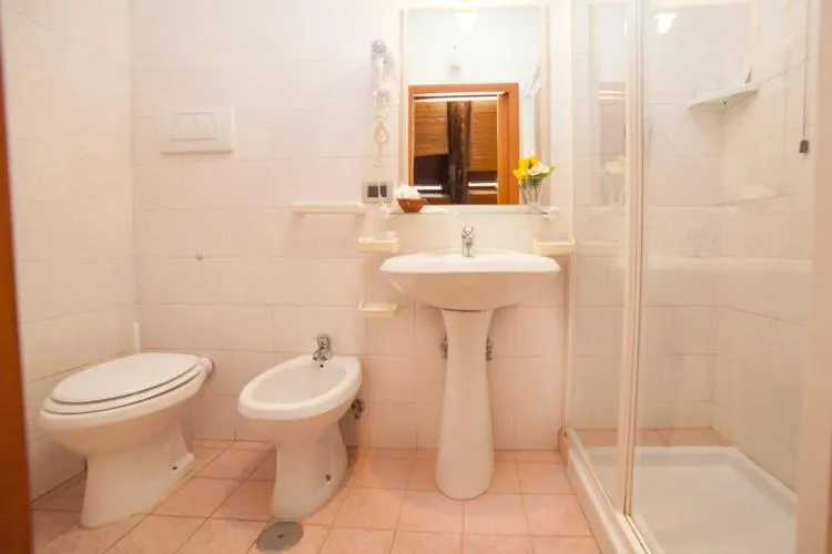 Shower in Nights In Rome