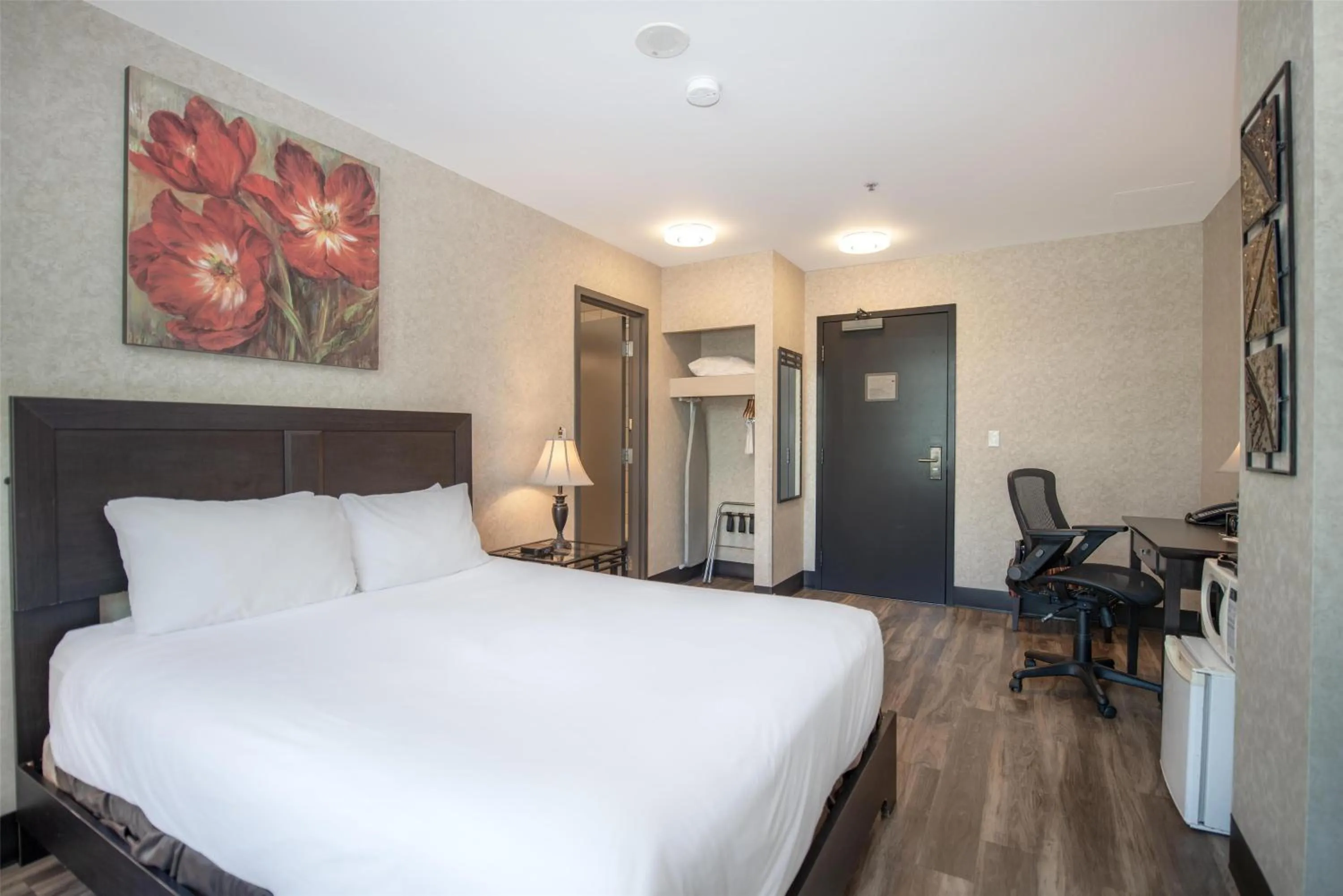 Bedroom, Bed in Coast Lonsdale Quay Hotel