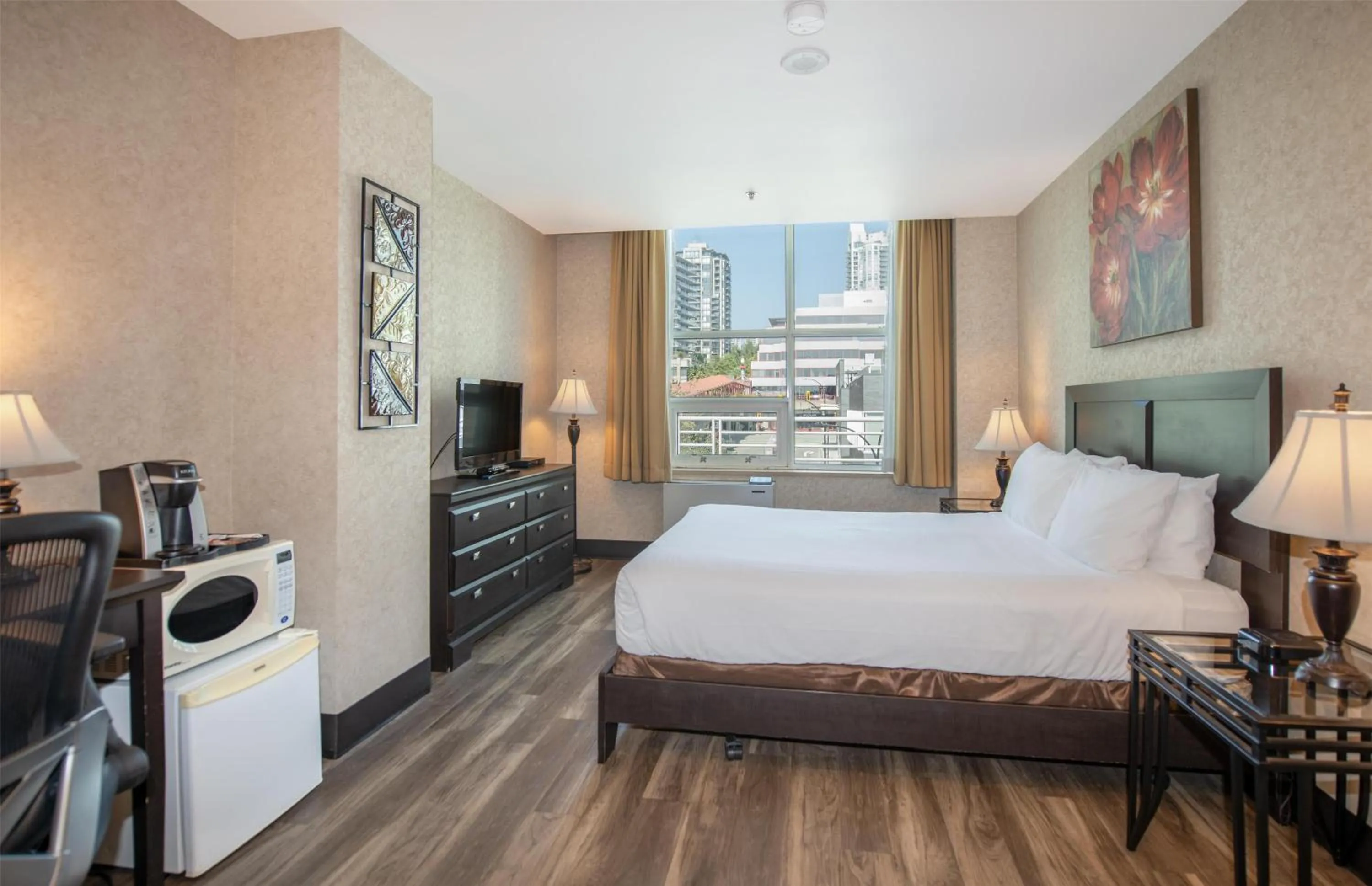 Bedroom, Bed in Coast Lonsdale Quay Hotel