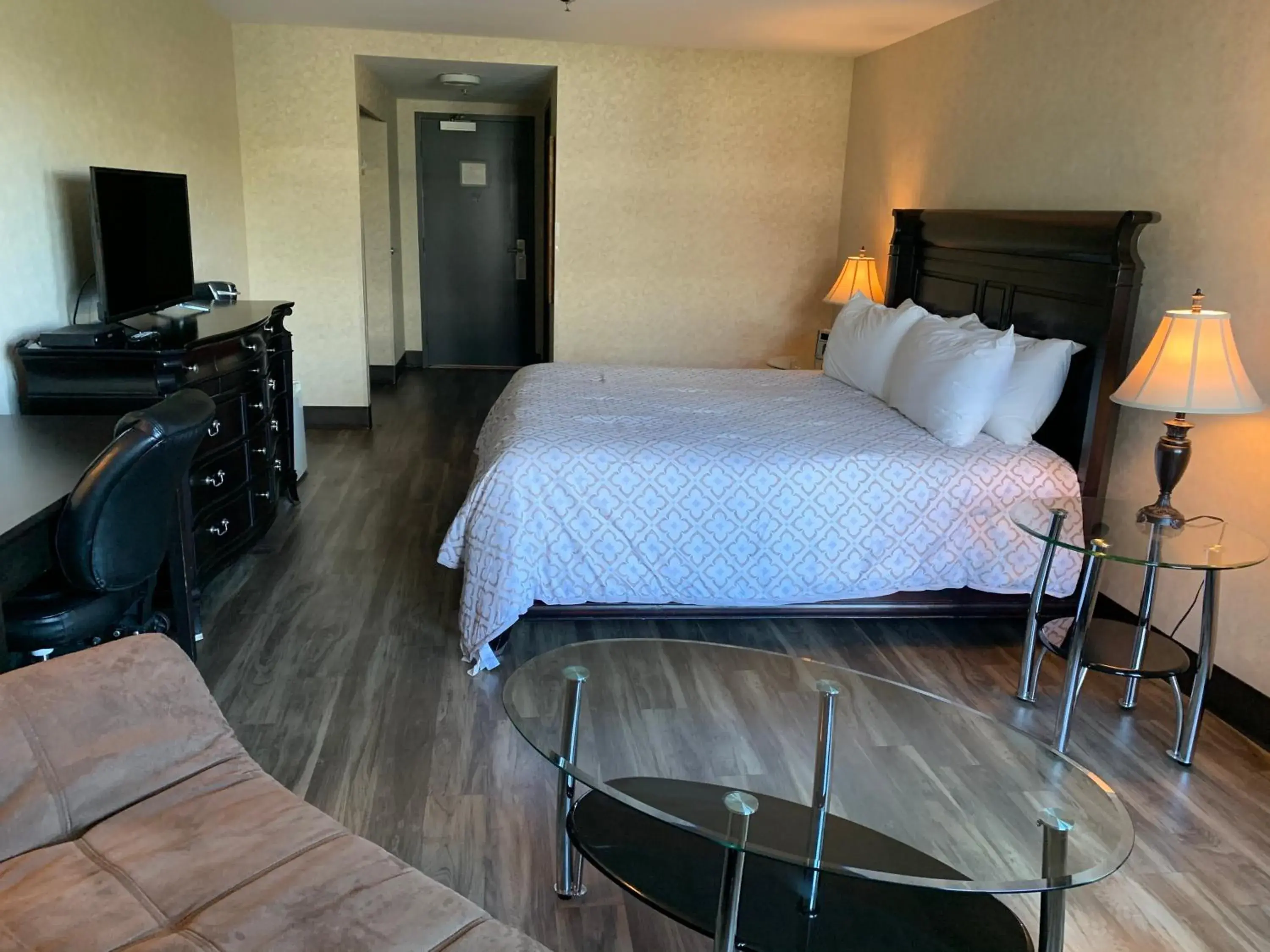 Deluxe King Room, Pet-Friendly in Coast Lonsdale Quay Hotel Deluxe King Room, Pet-Friendly in Coast Lonsdale Quay Hotel