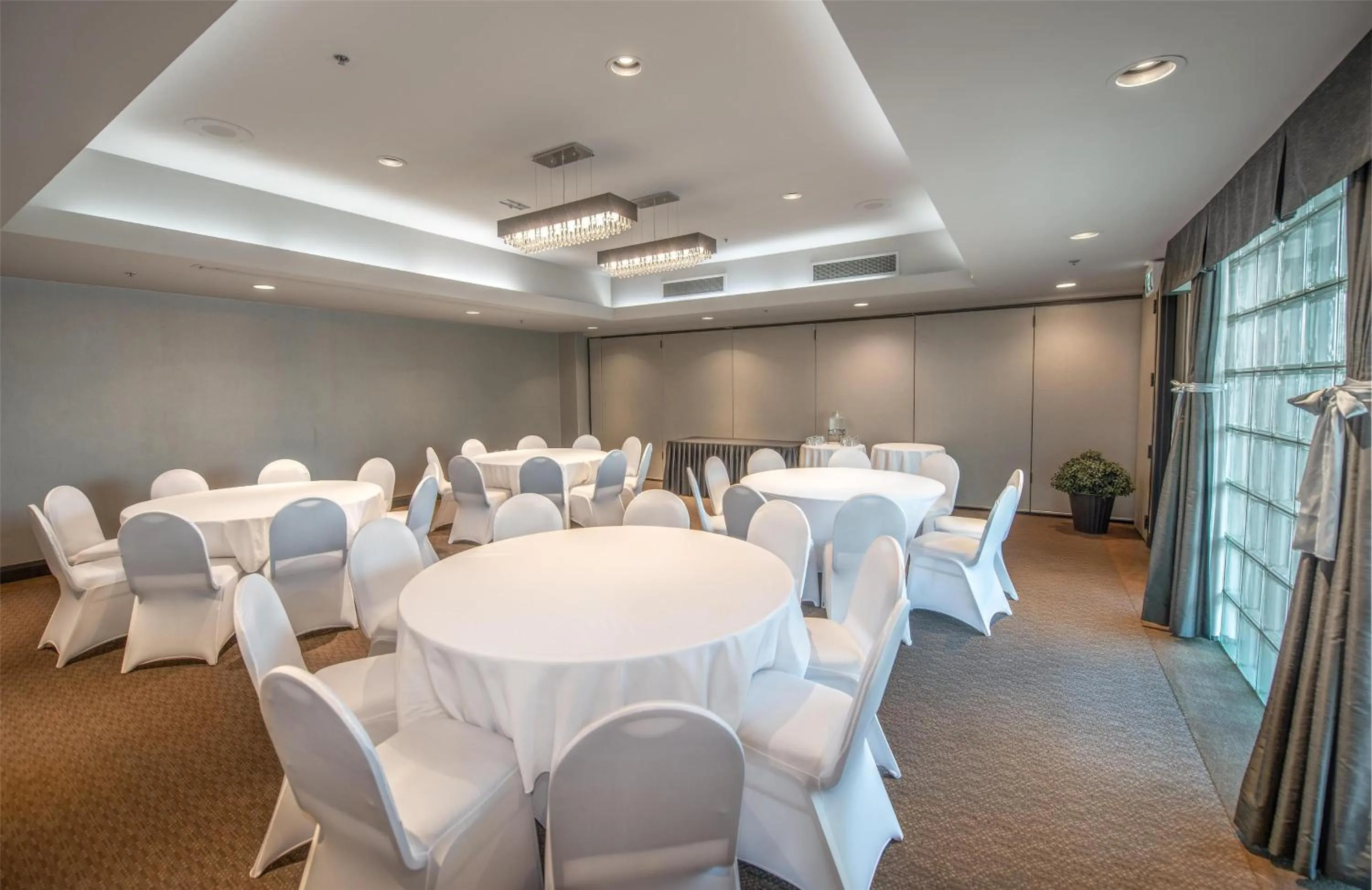 Meeting/conference room in Coast Lonsdale Quay Hotel