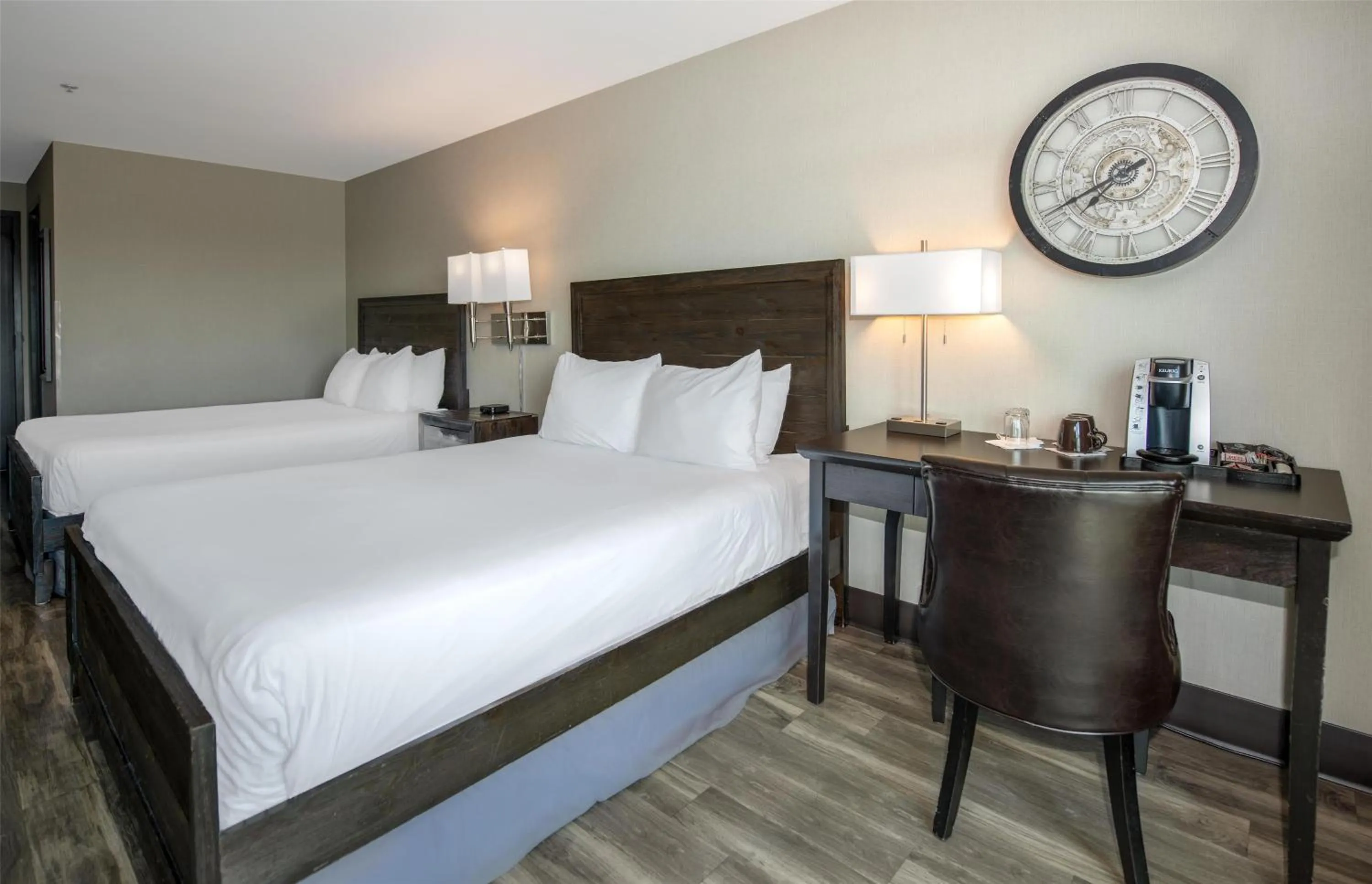 Bedroom, Bed in Coast Lonsdale Quay Hotel