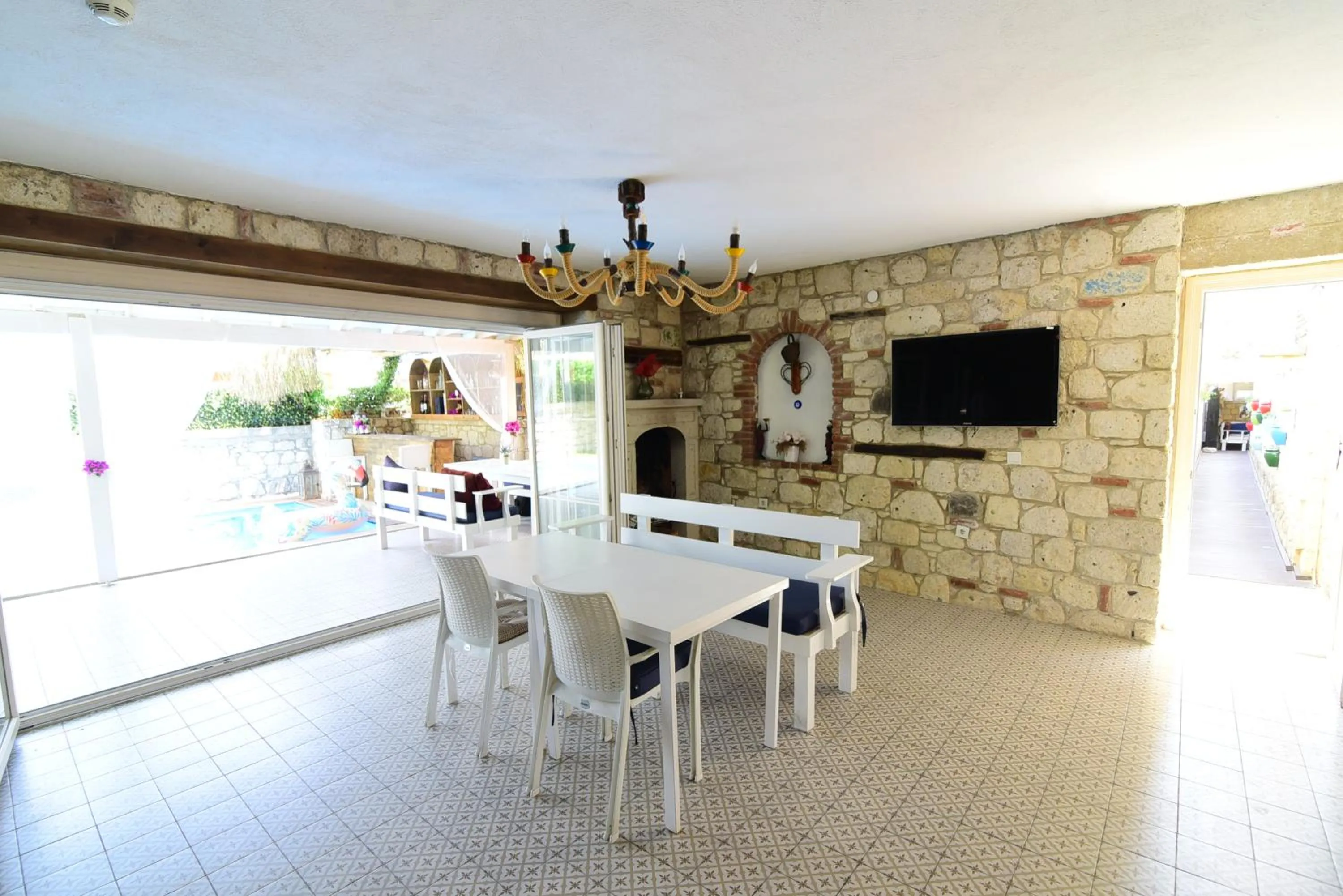 Communal lounge/ TV room, Dining Area in My Adress Alaçatı Butik Otel