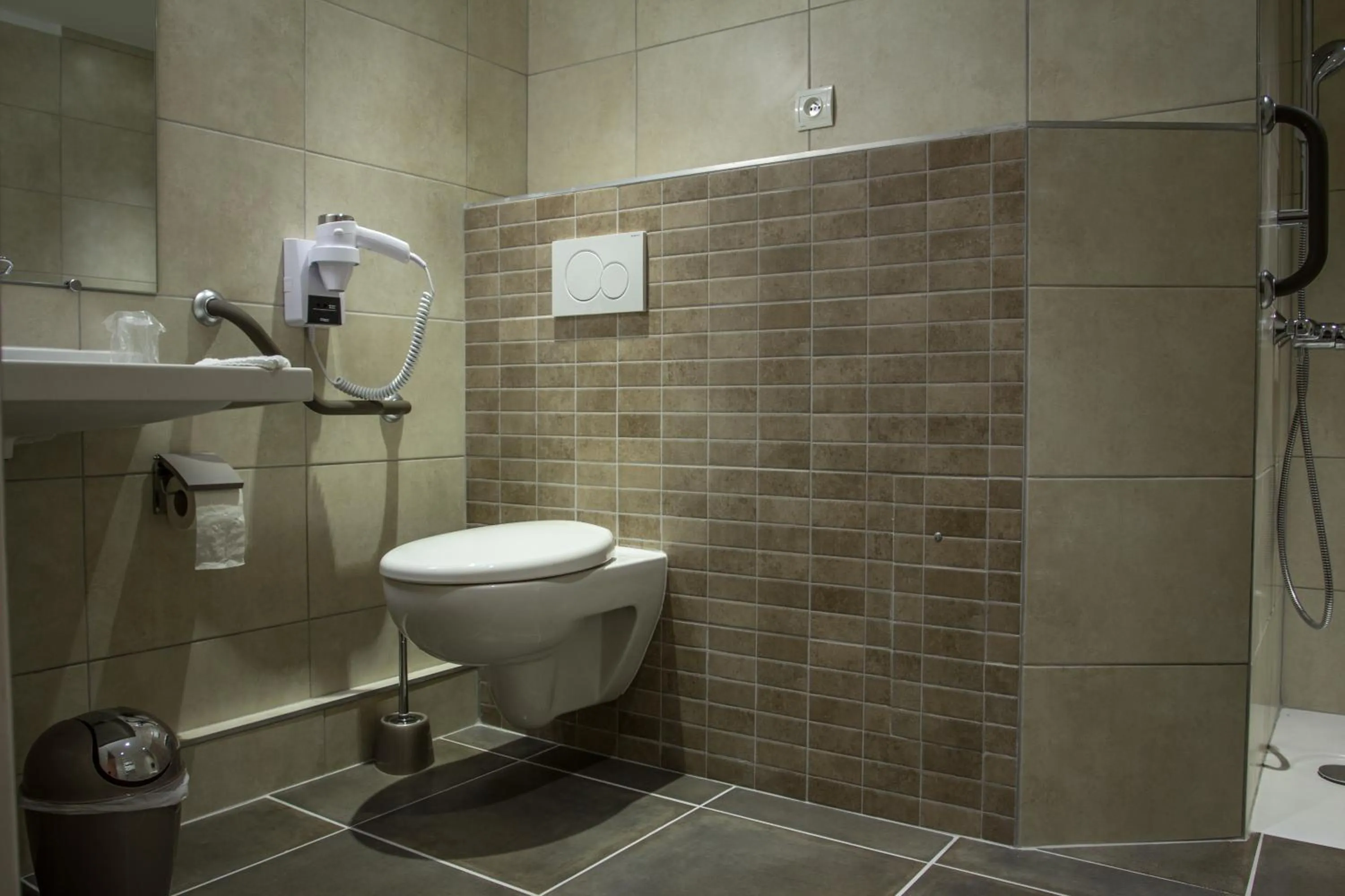 Toilet in Hôtel Karène