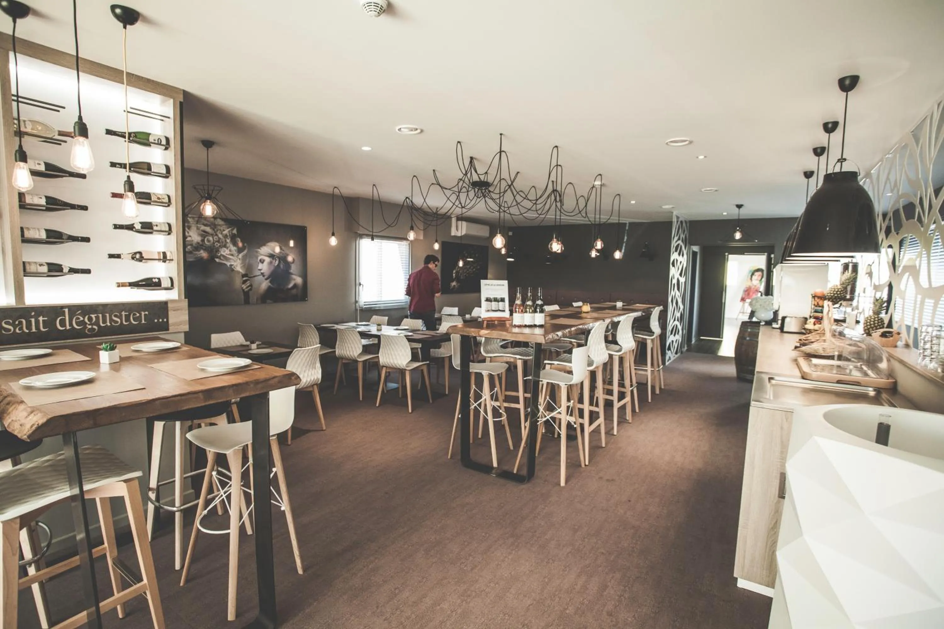 Restaurant/places to eat in Hôtel Karène