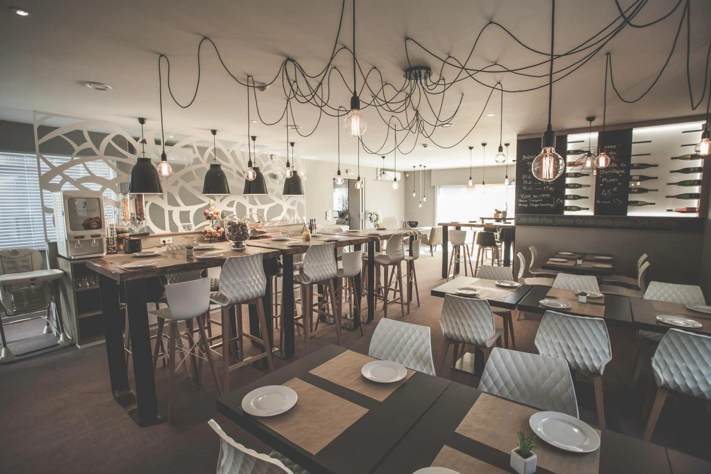 Dining area in Hôtel Karène