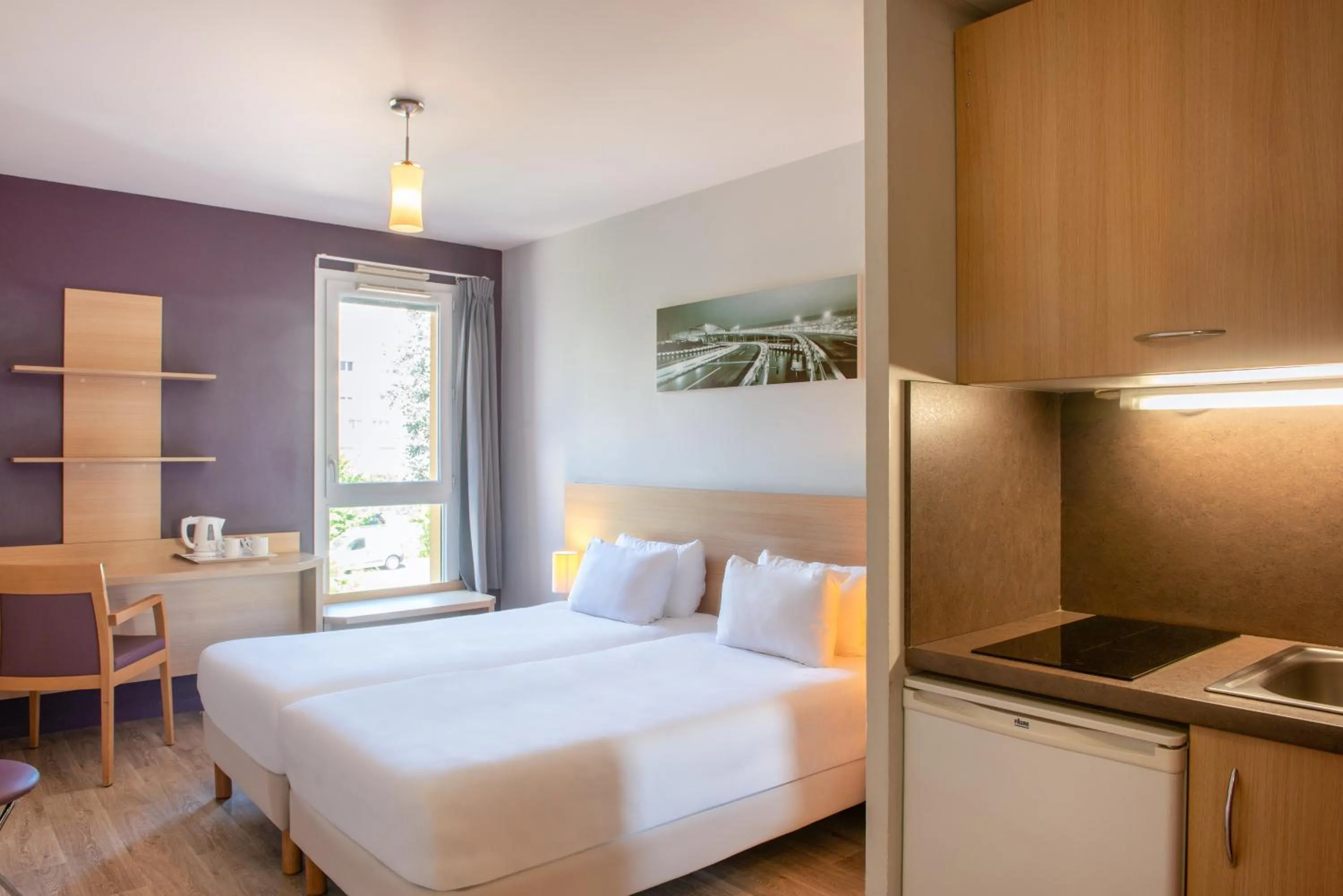 Photo of the whole room, Bed in EastLodge Lyon Est Eurexpo