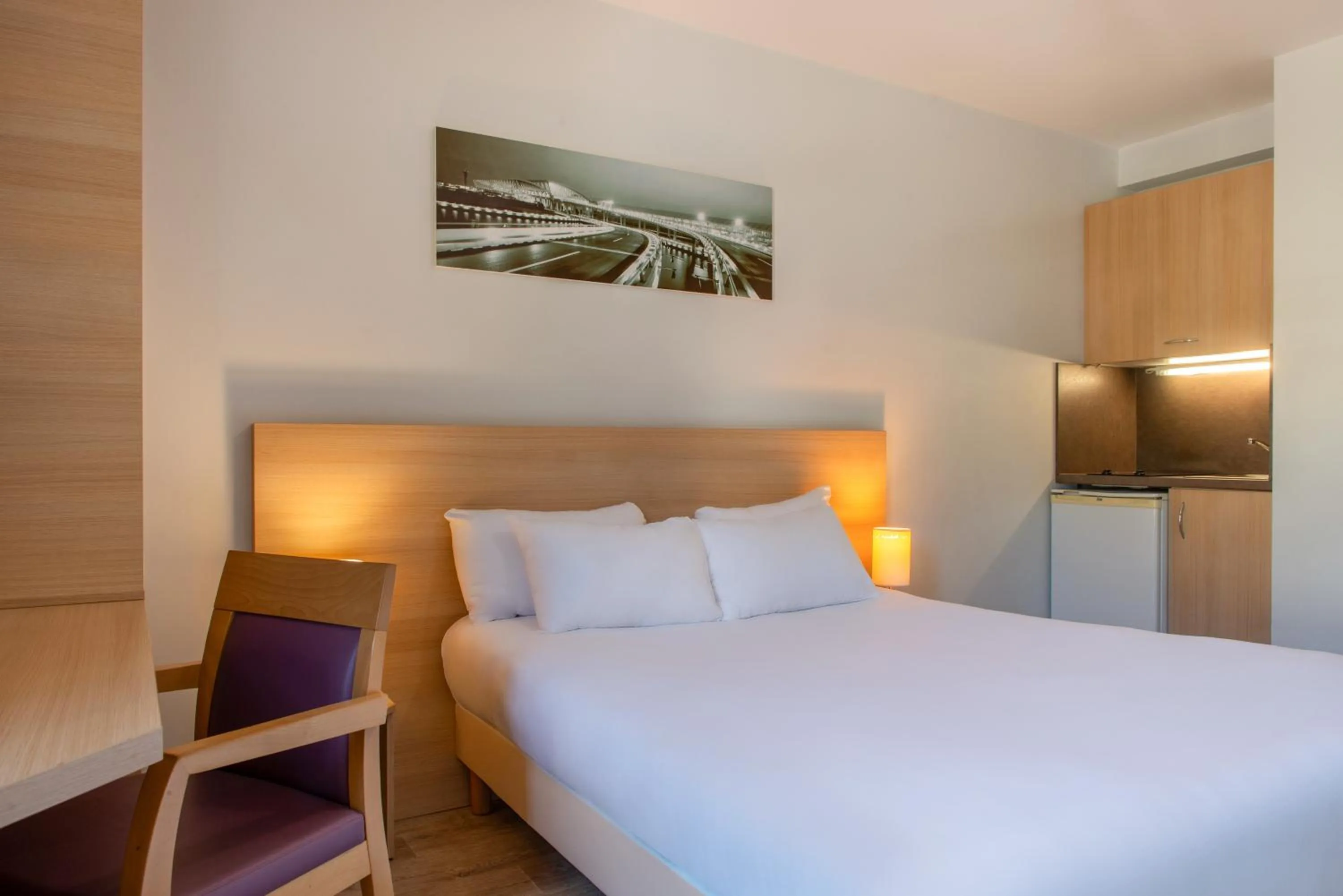 Kitchen or kitchenette, Bed in EastLodge Lyon Est Eurexpo
