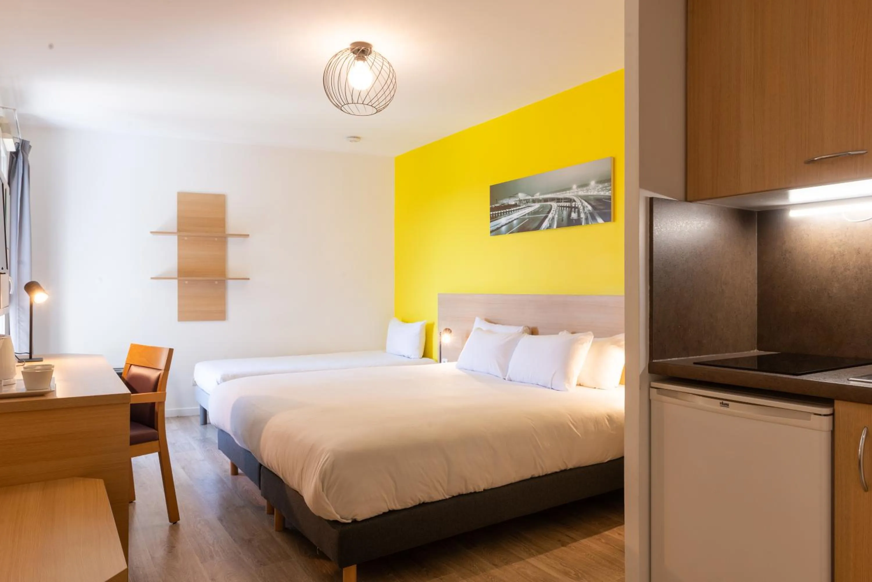 Photo of the whole room, Bed in EastLodge Lyon Est Eurexpo