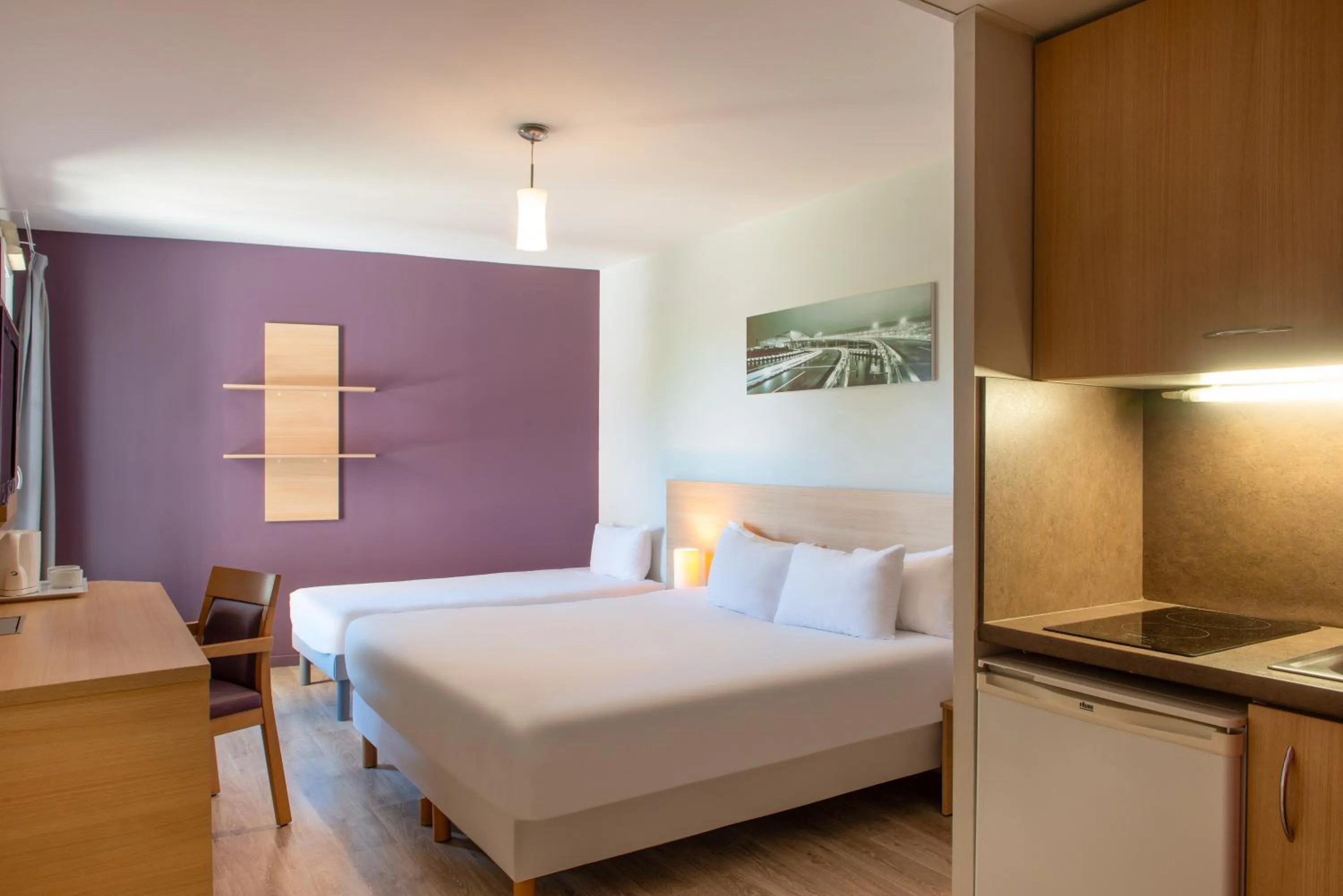 Photo of the whole room, Bed in EastLodge Lyon Est Eurexpo