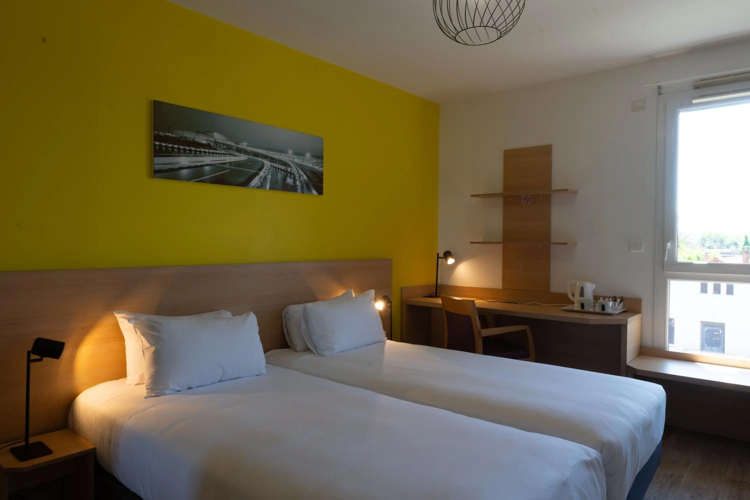 Photo of the whole room, Bed in EastLodge Lyon Est Eurexpo