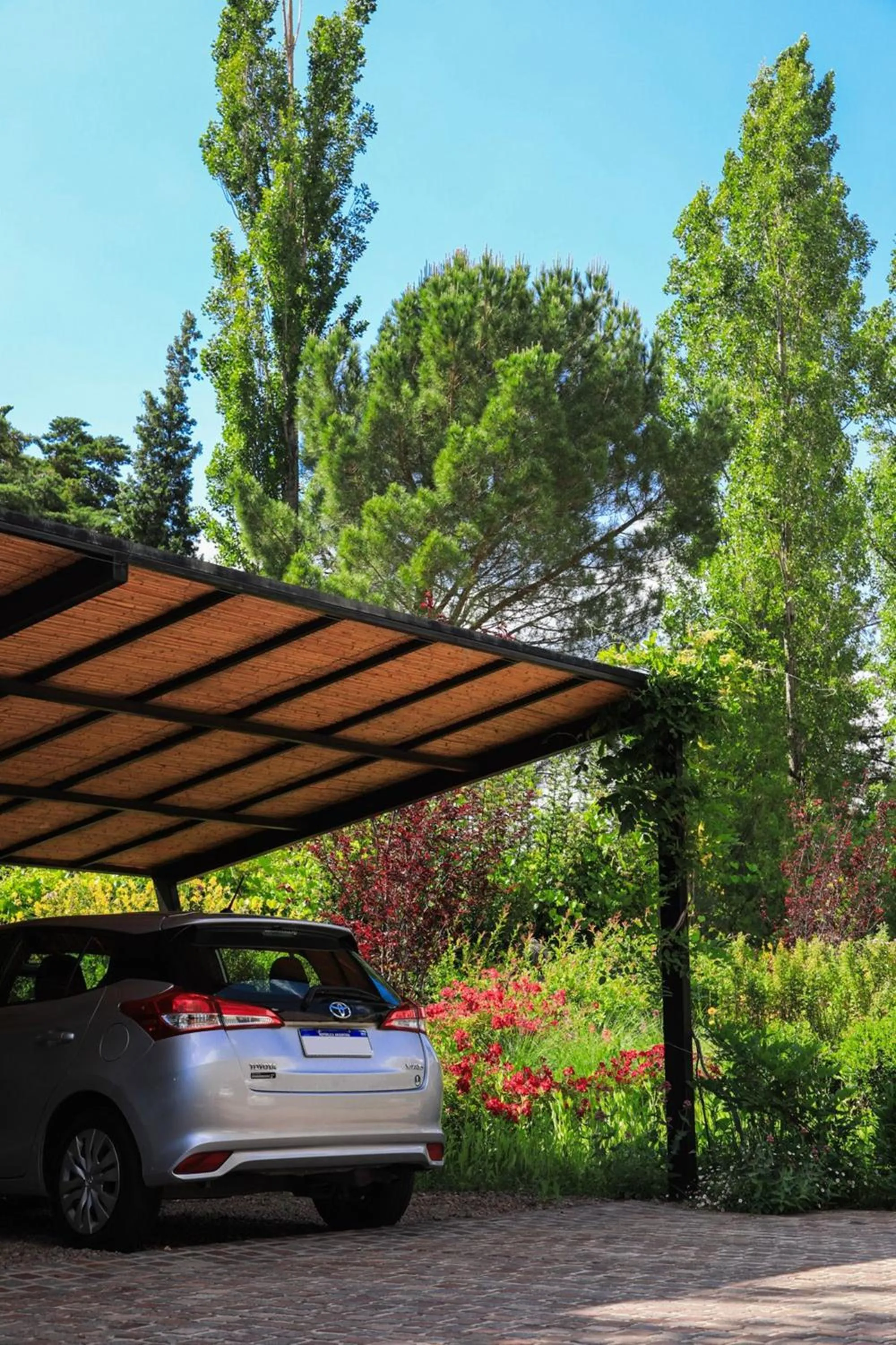 Parking in El Carmelo Mountain Lodge