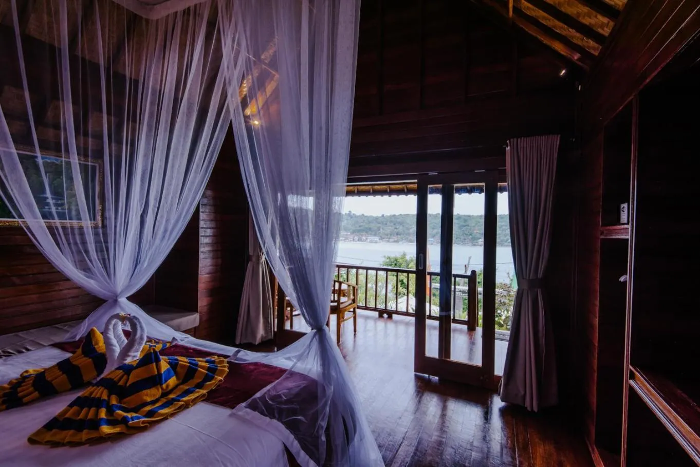 Bed in Sunday Huts Lembongan