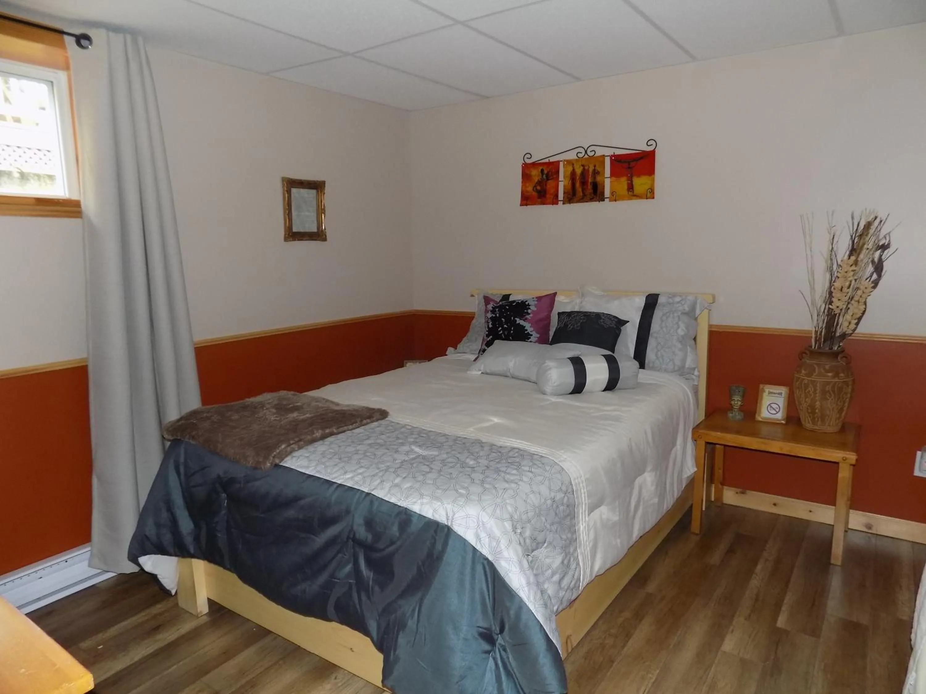 Photo of the whole room, Bed in Gîte Esprit Follet