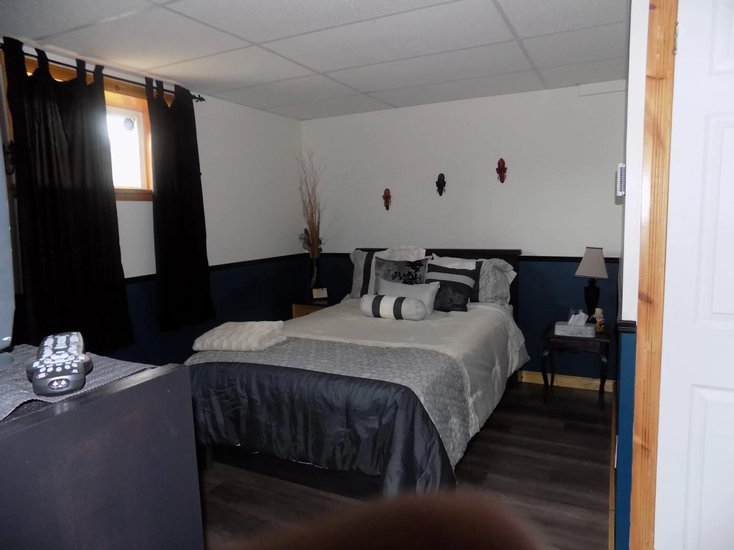 Photo of the whole room, Bed in Gîte Esprit Follet