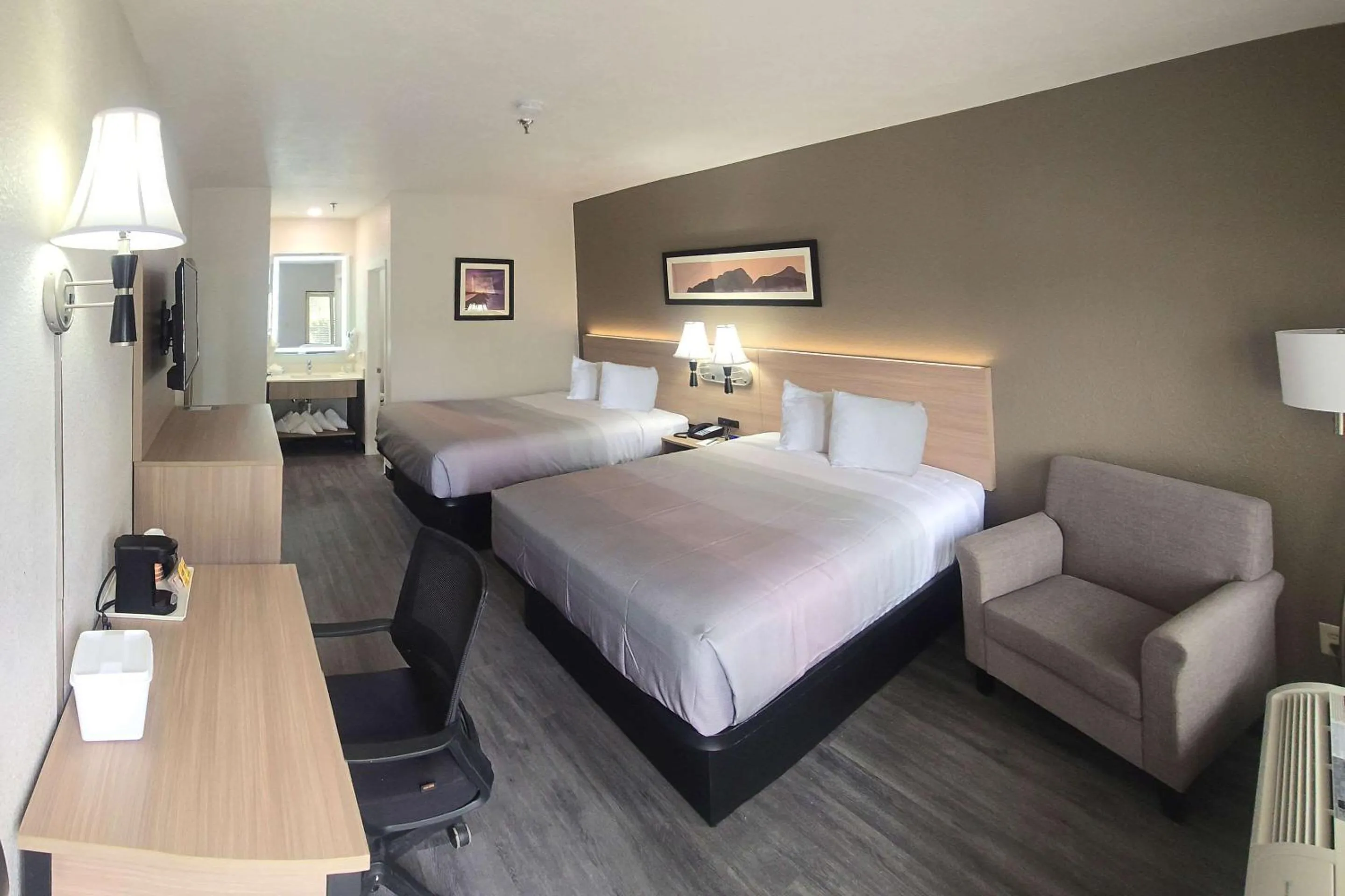 Bedroom, Bed in Super 8 by Wyndham Albuquerque Airport