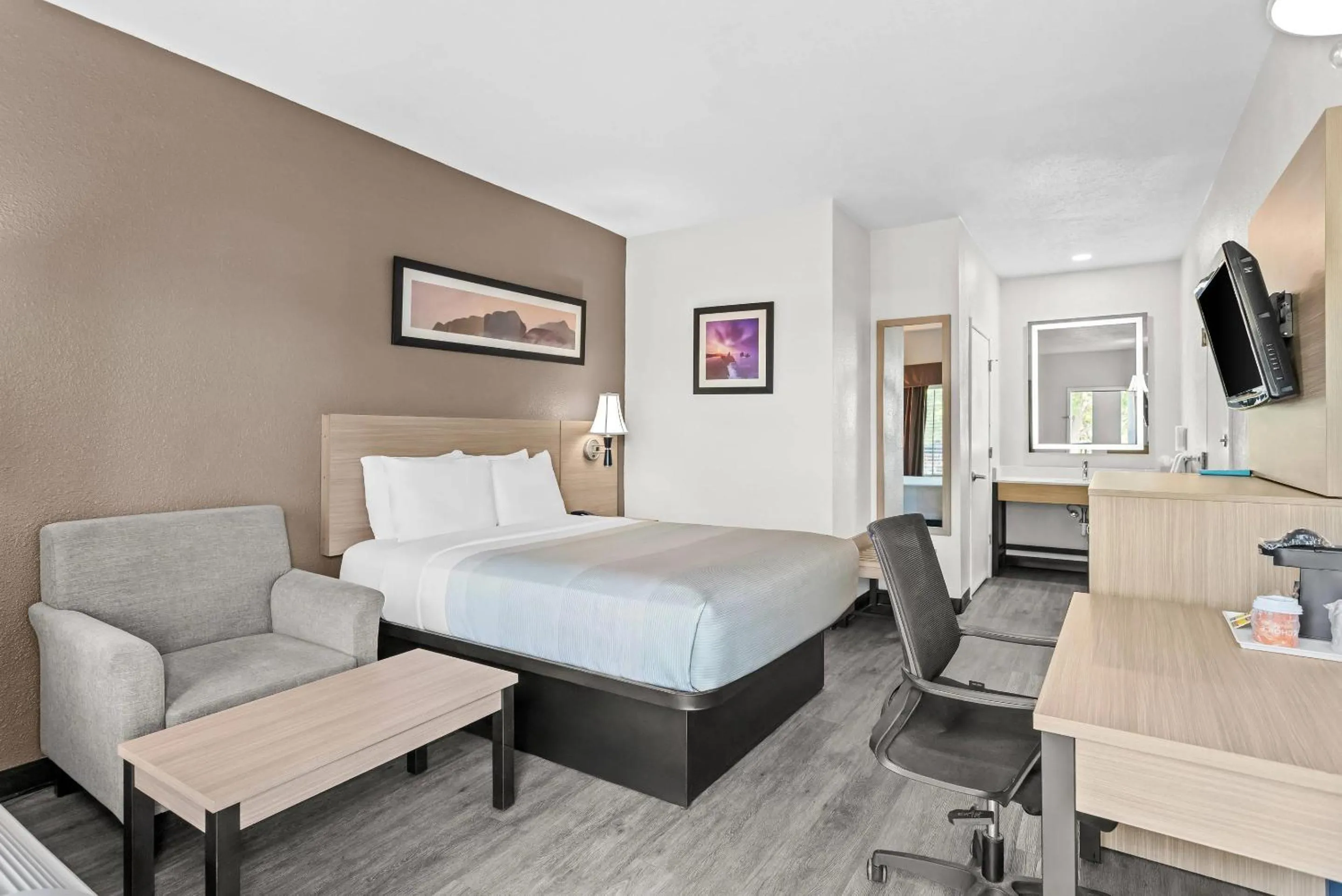 Bedroom, Bed in Quality Inn & Suites Sunport Airport Albuquerque