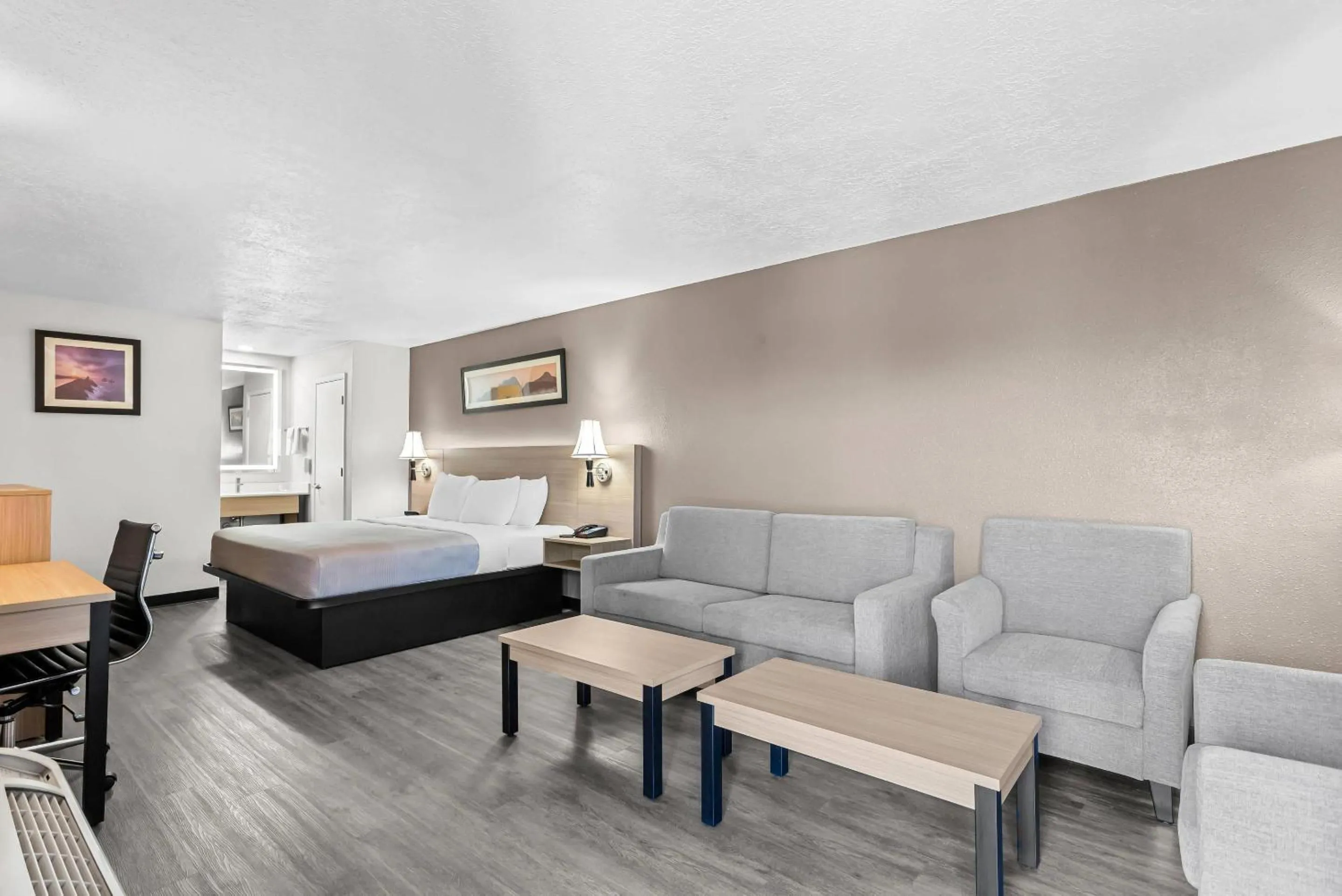 Bedroom, Bed in Quality Inn & Suites Sunport Airport Albuquerque