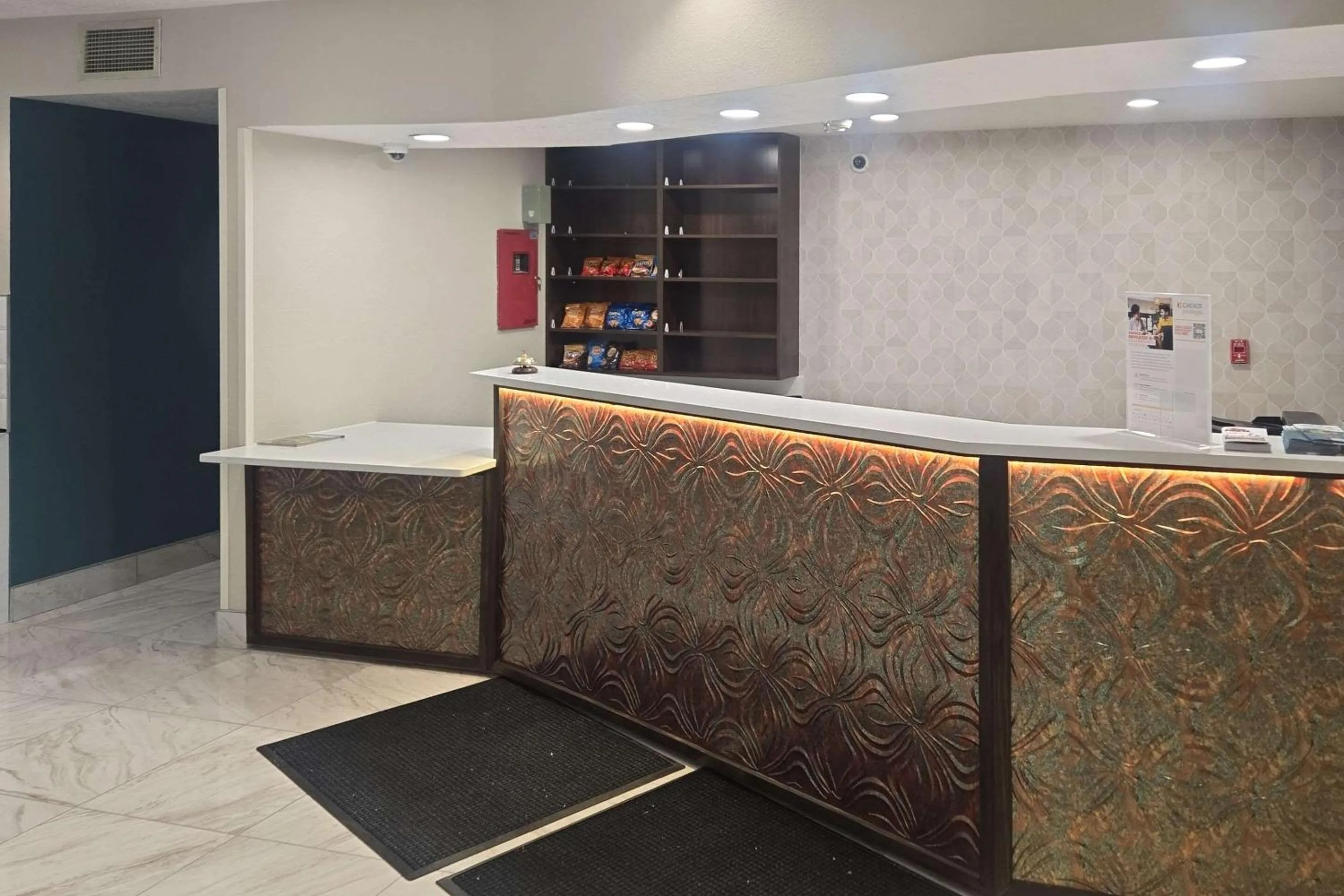 Lobby or reception in Super 8 by Wyndham Albuquerque Airport