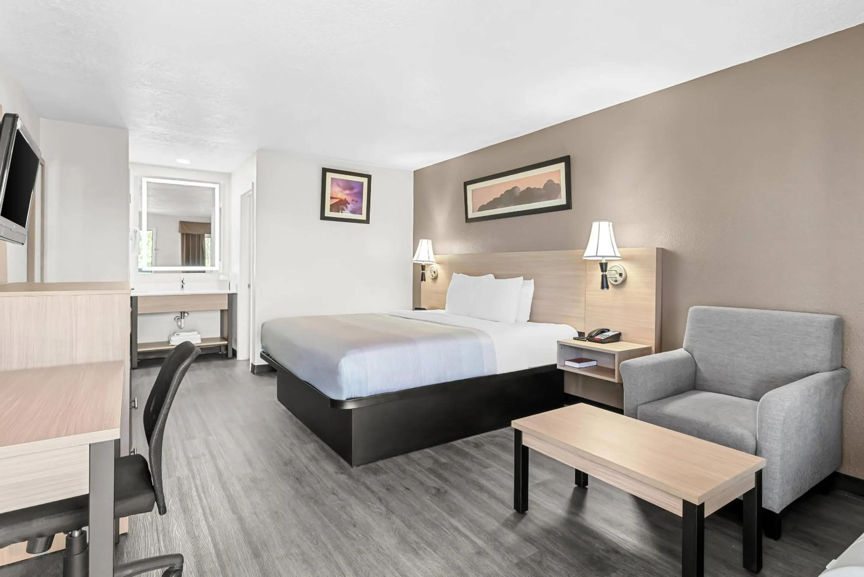 Bedroom, Bed in Quality Inn & Suites Sunport Airport Albuquerque