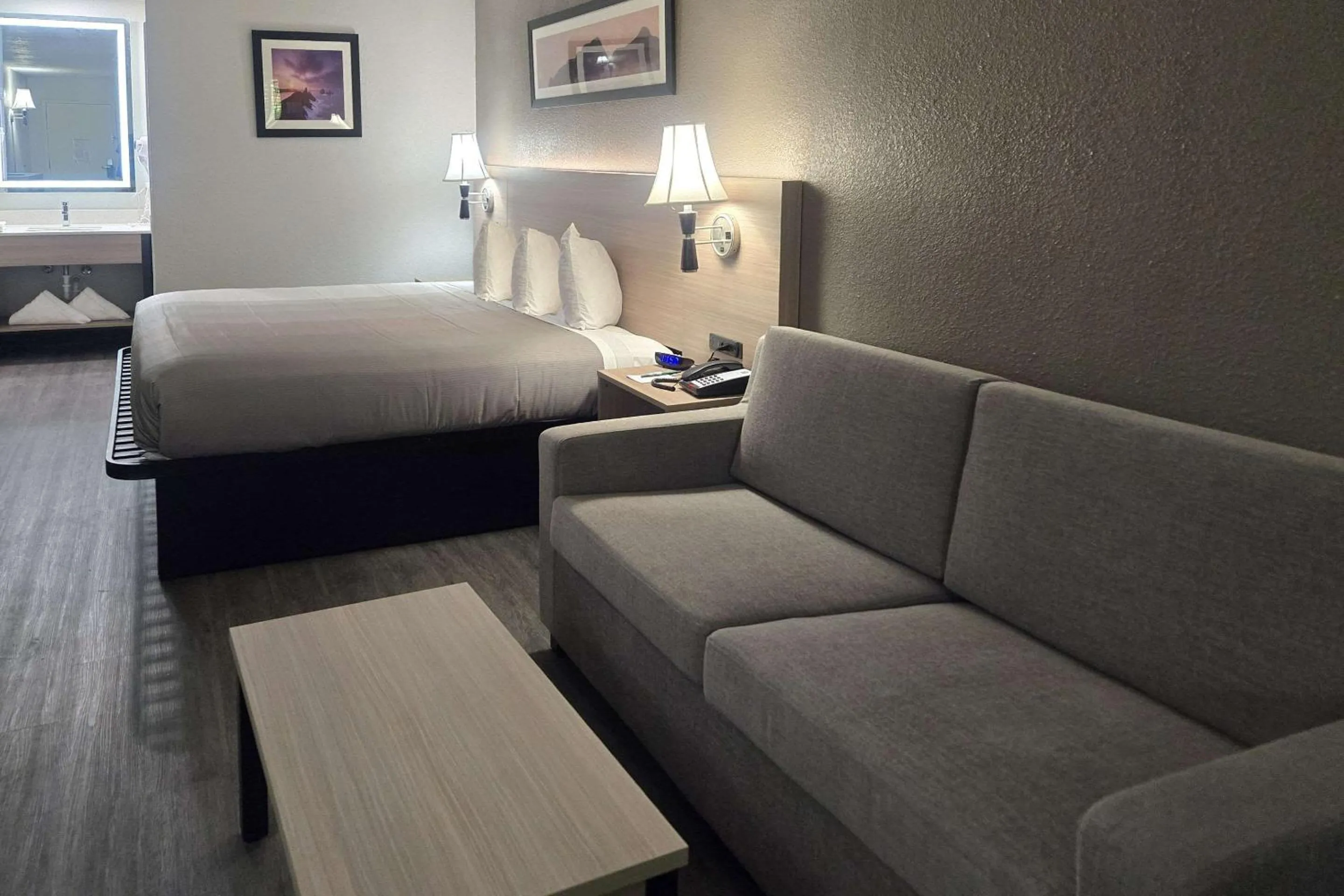 Bedroom, Bed in Super 8 by Wyndham Albuquerque Airport