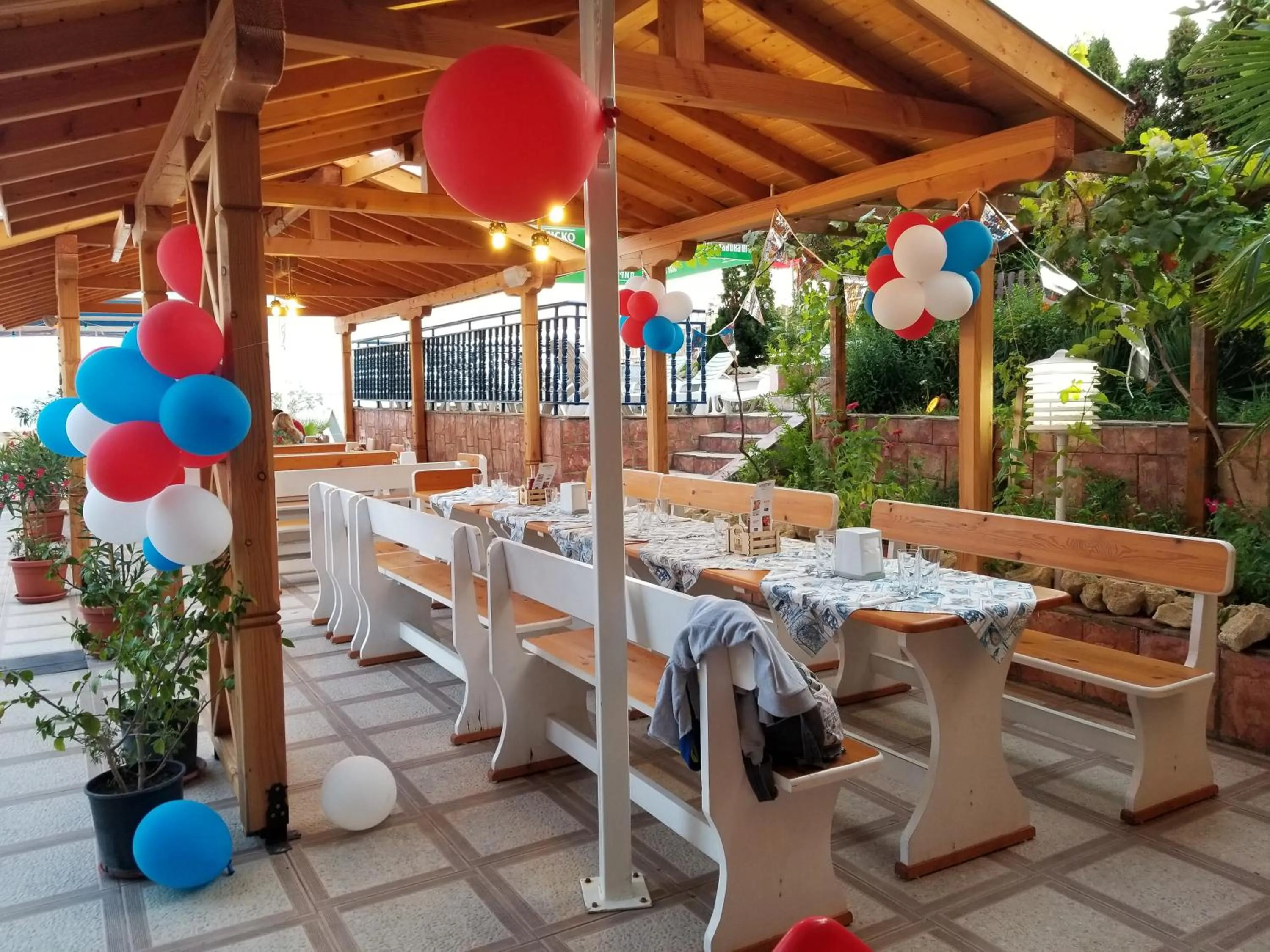 Restaurant/places to eat in Hotel Evridika