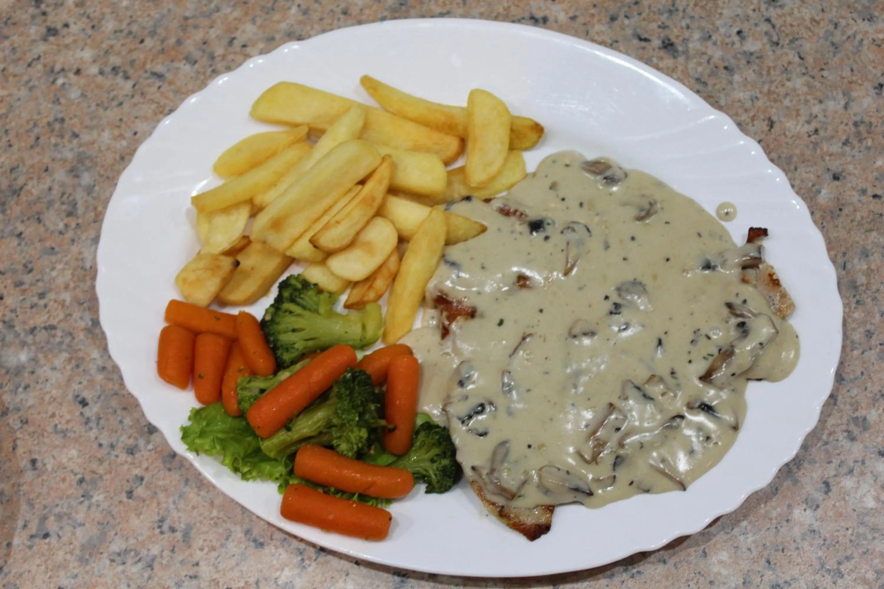 Restaurant/places to eat in Hotel Evridika