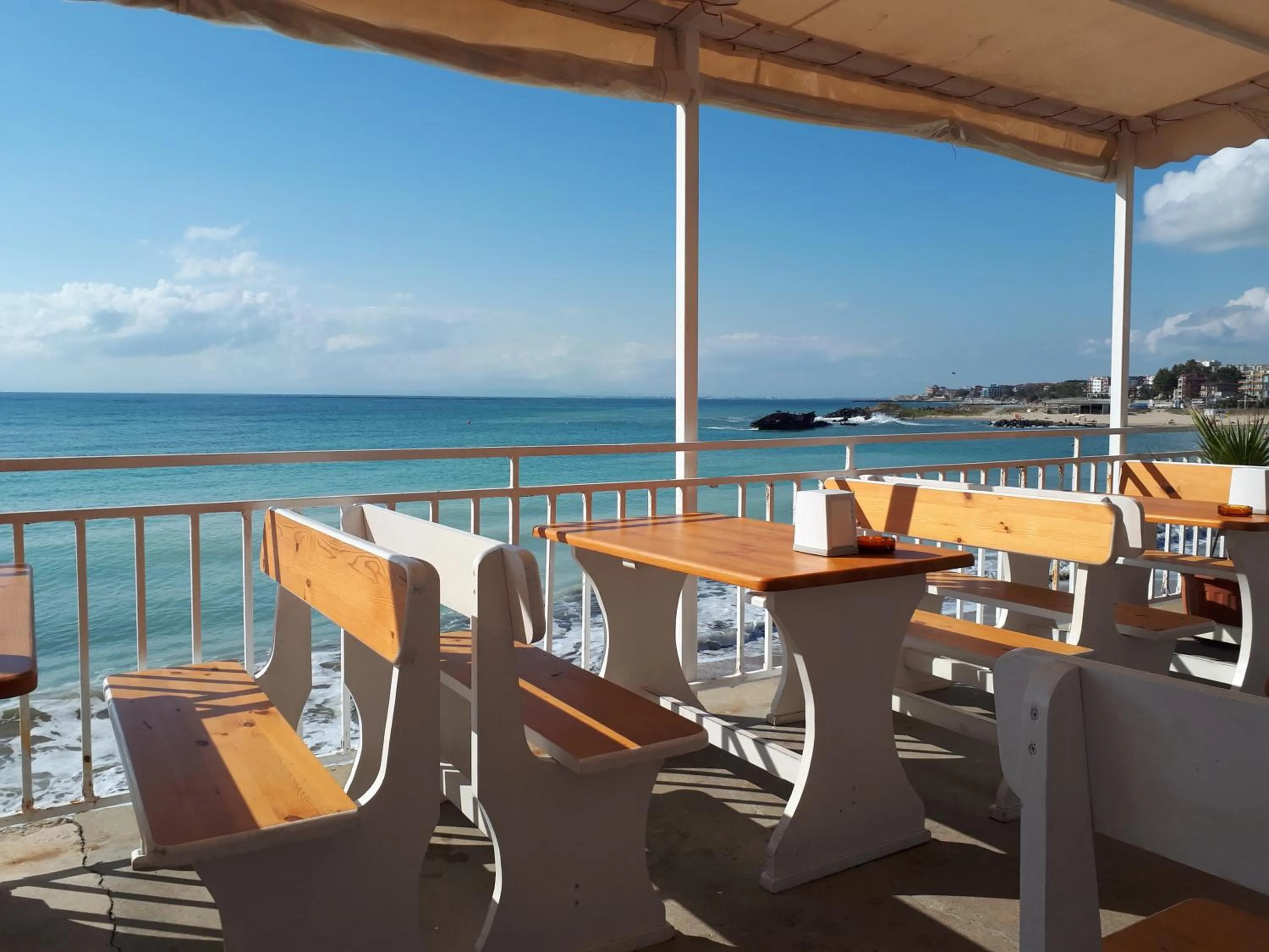 Restaurant/places to eat in Hotel Evridika