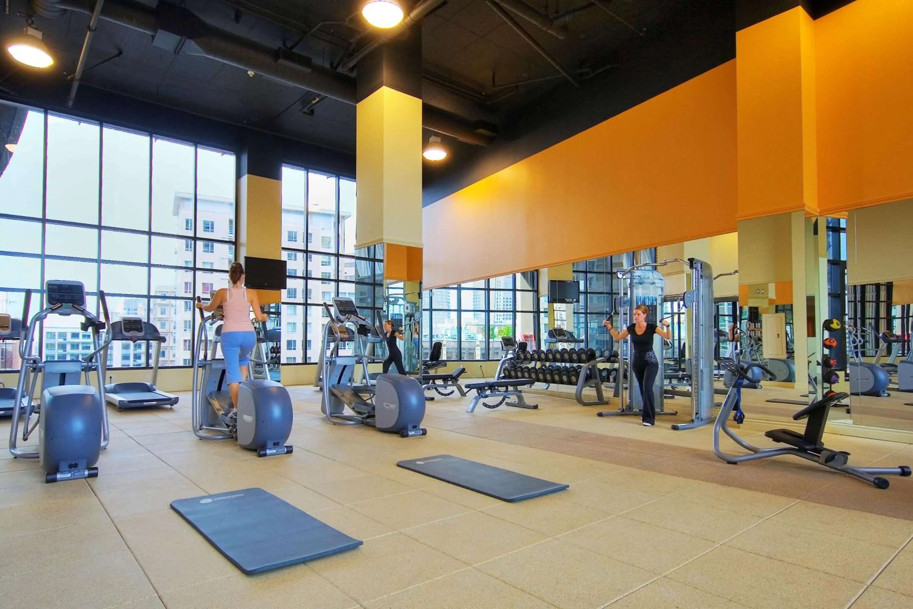 Fitness centre/facilities in Hilton Garden Inn Montreal Centre-Ville