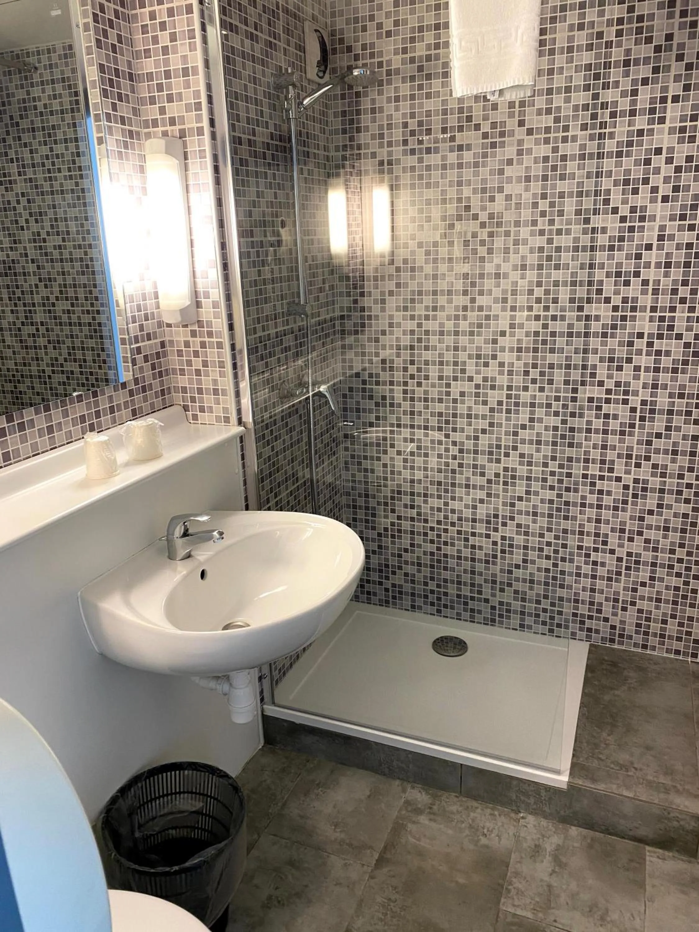 Shower in Campanile Saumur