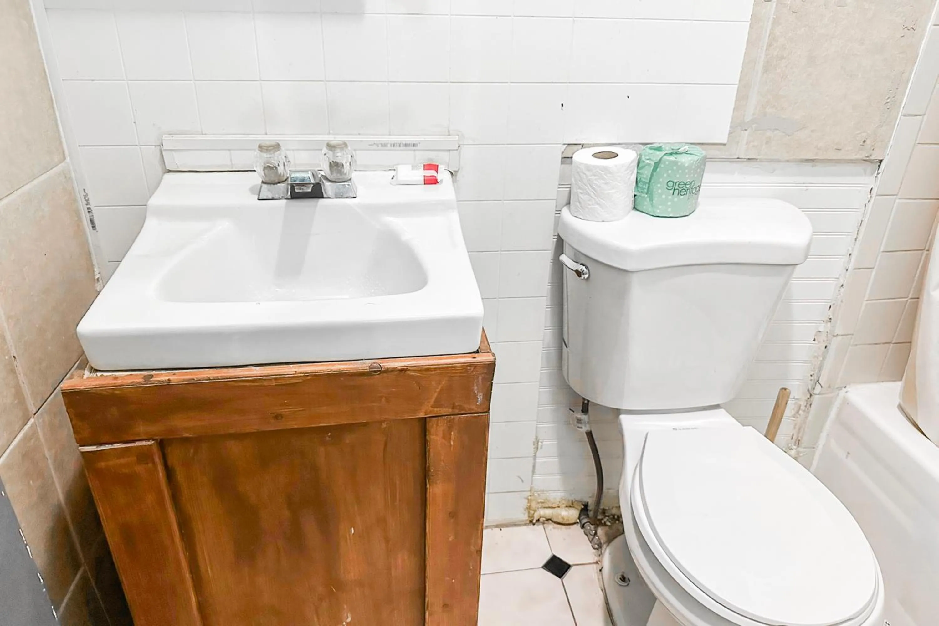 Bathroom in OYO Hotel Jonesboro Near Atlanta Airport