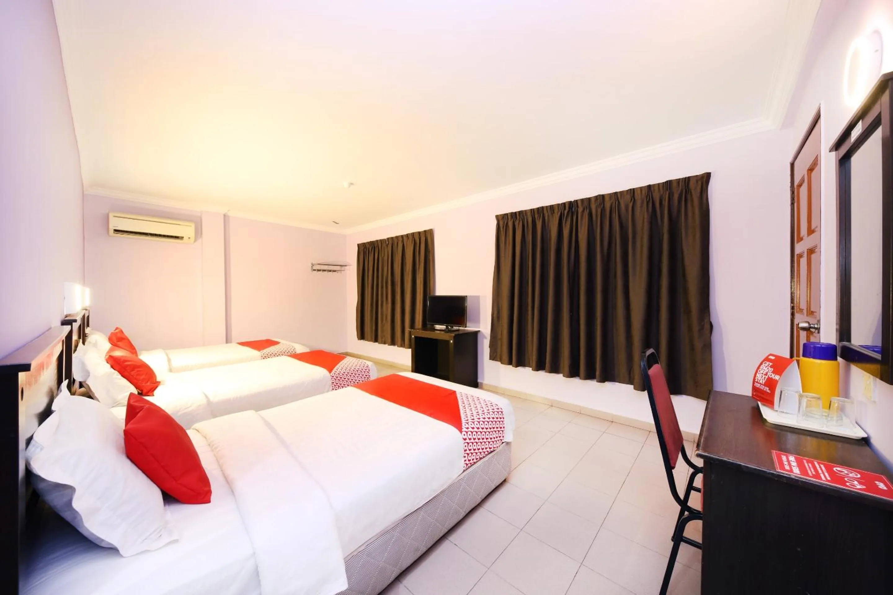 Bedroom, Bed in Super OYO 473 Comfort Hotel 2