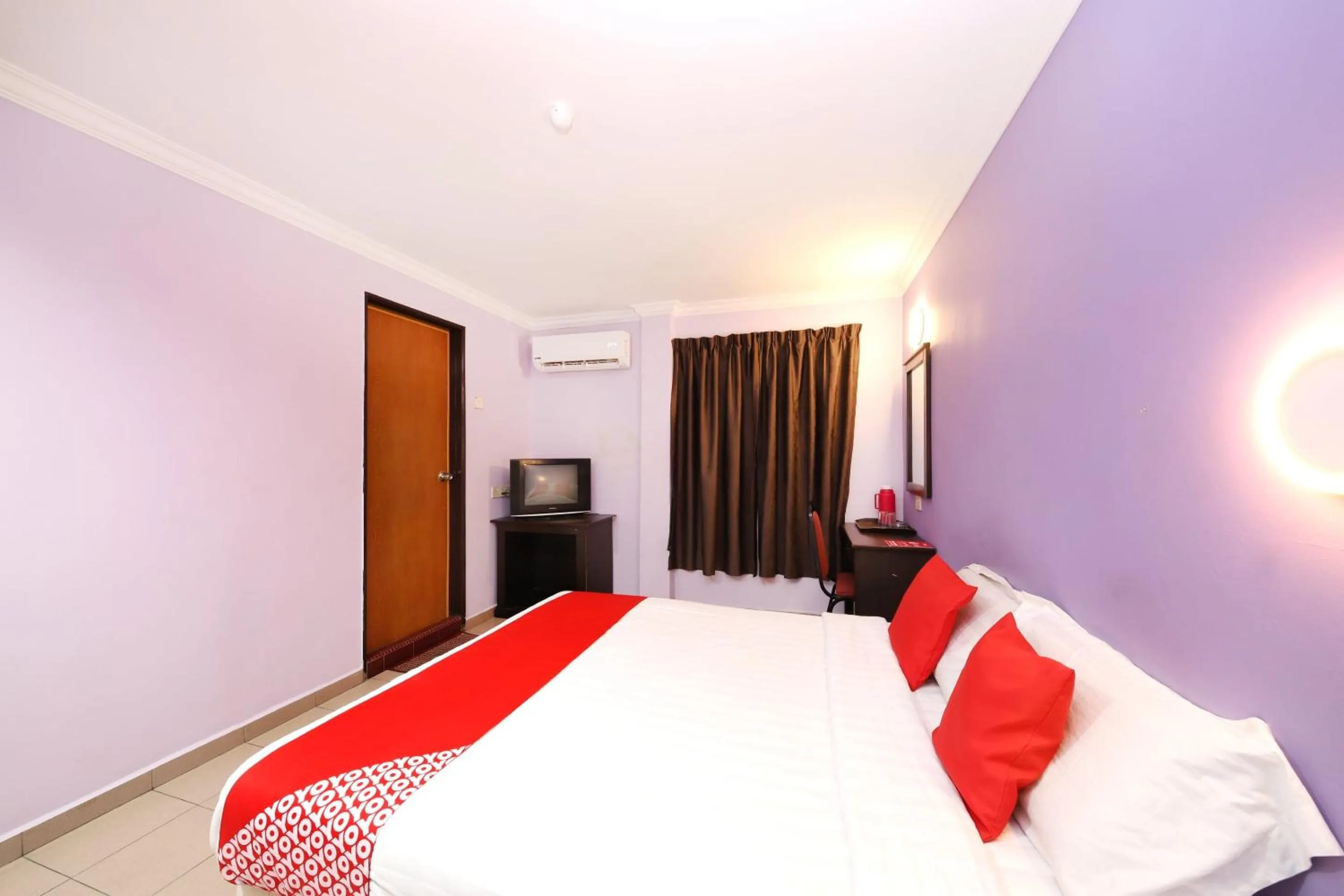 Bedroom, Bed in Super OYO 473 Comfort Hotel 2