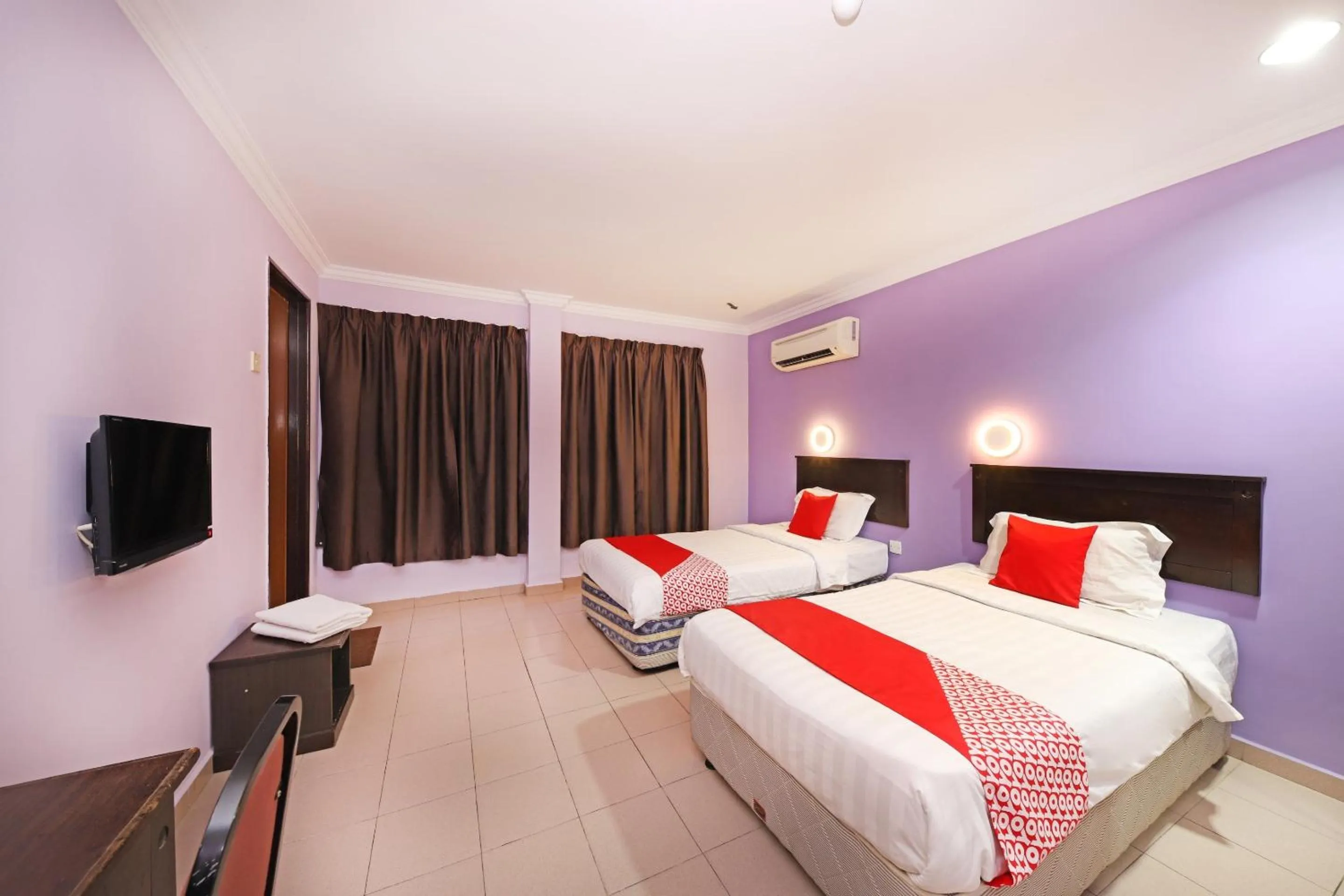 Bedroom, Bed in Super OYO 473 Comfort Hotel 2