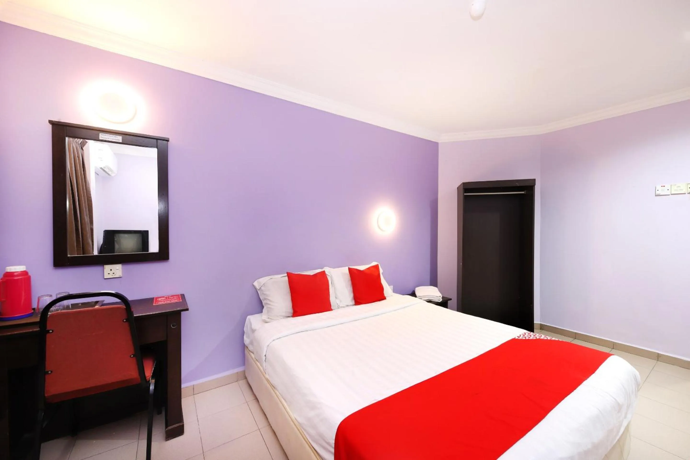 Bedroom, Bed in Super OYO 473 Comfort Hotel 2