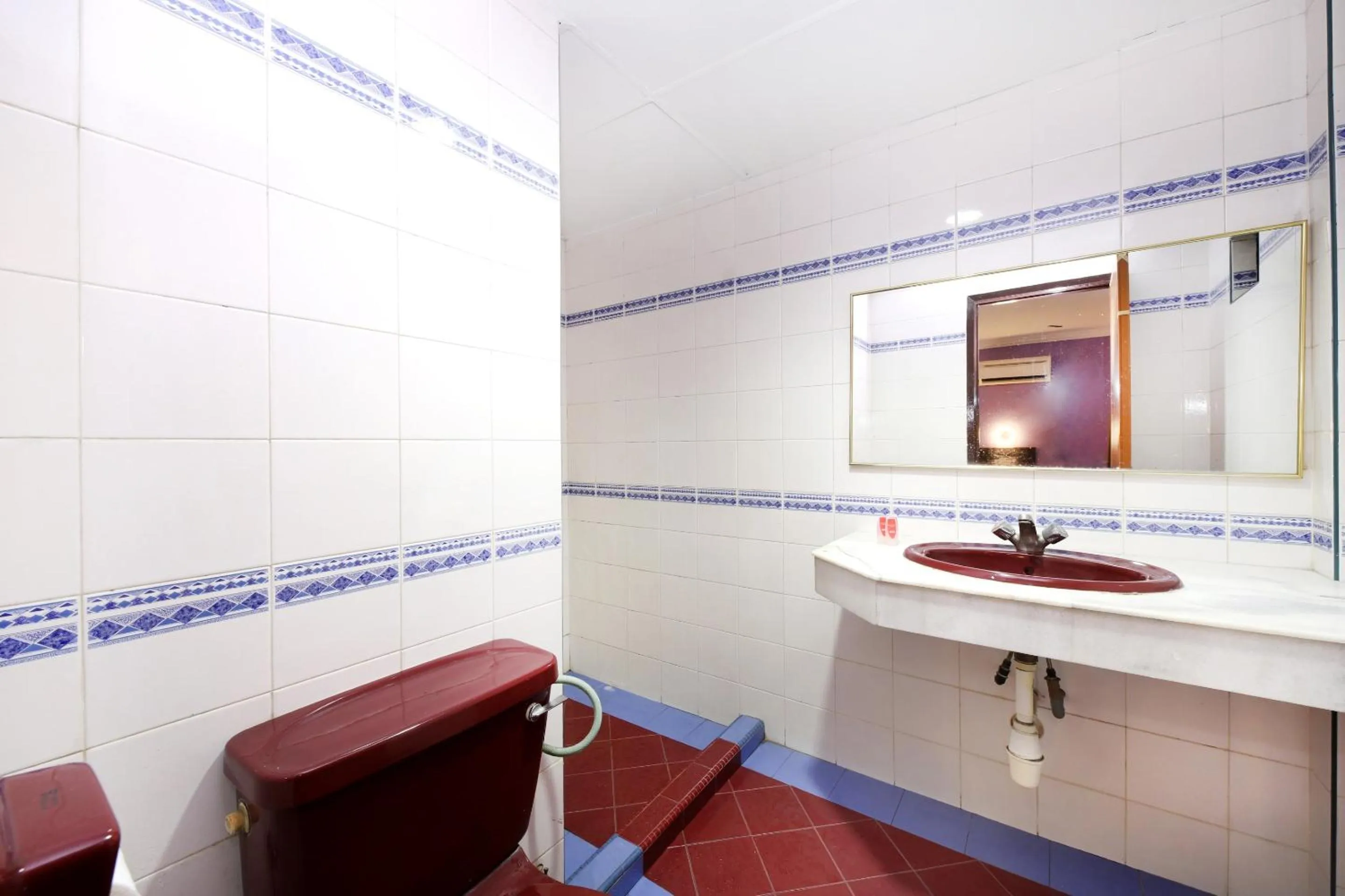 Bathroom in Super OYO 473 Comfort Hotel 2