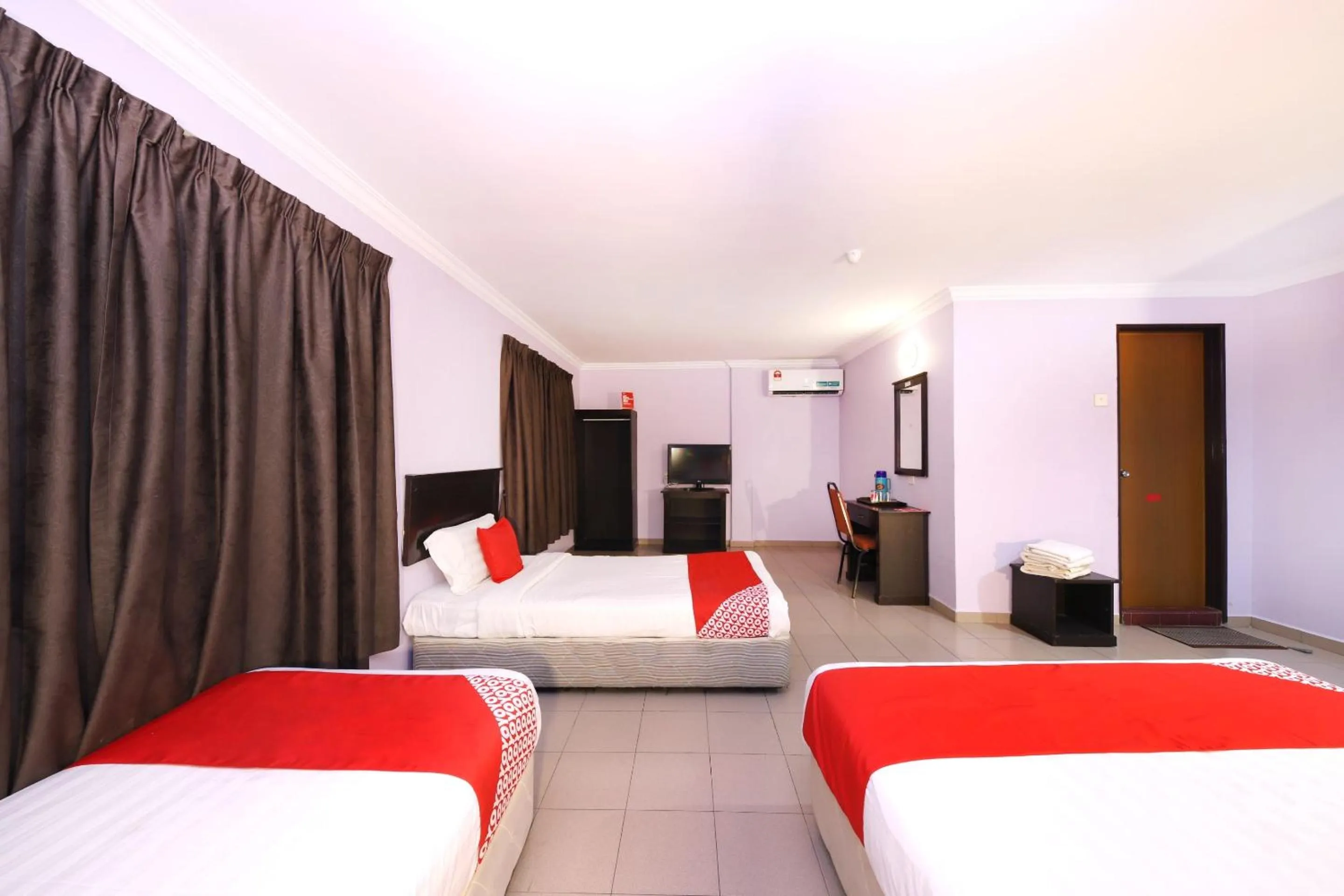 Bedroom, Bed in Super OYO 473 Comfort Hotel 2
