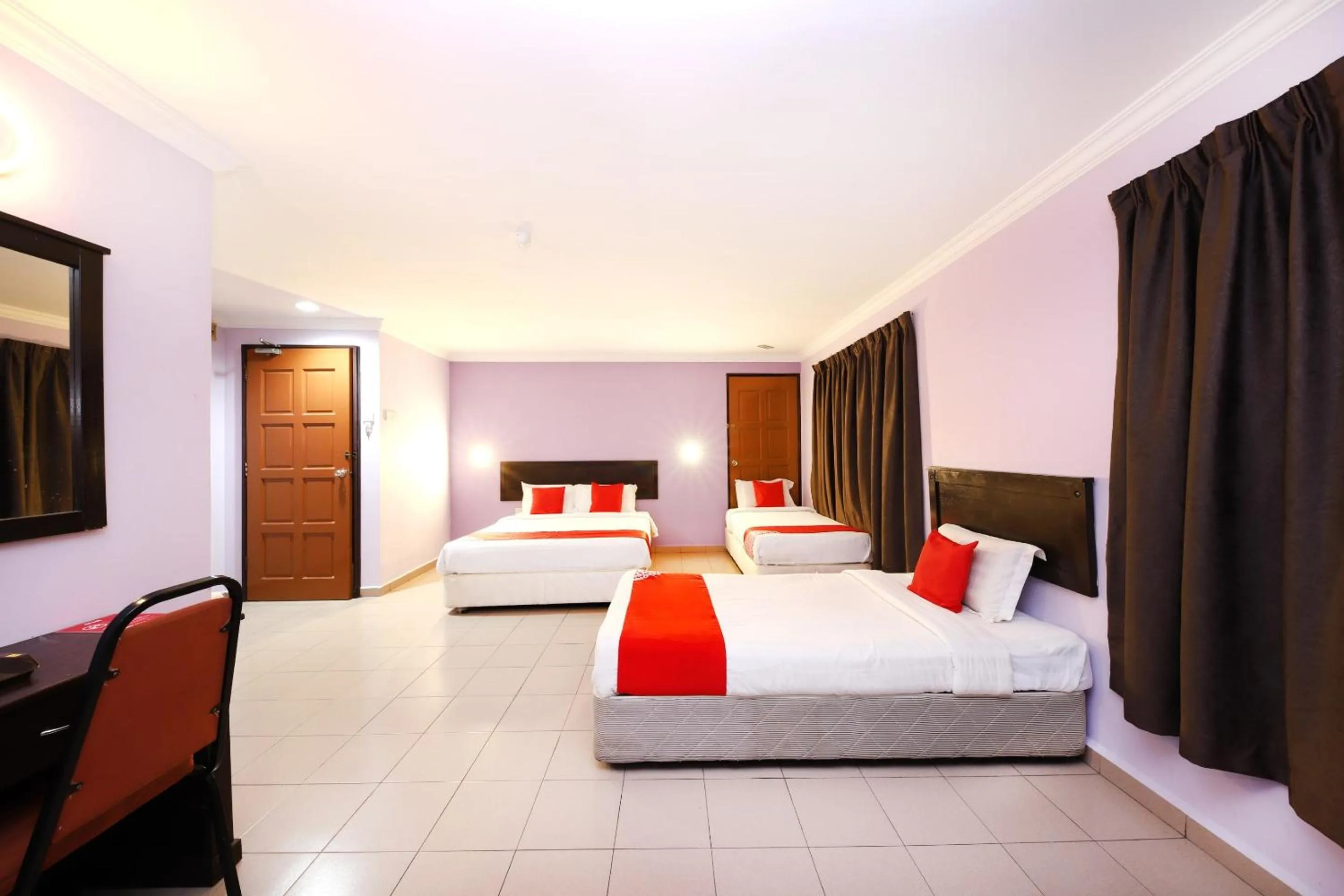 Bedroom, Bed in Super OYO 473 Comfort Hotel 2