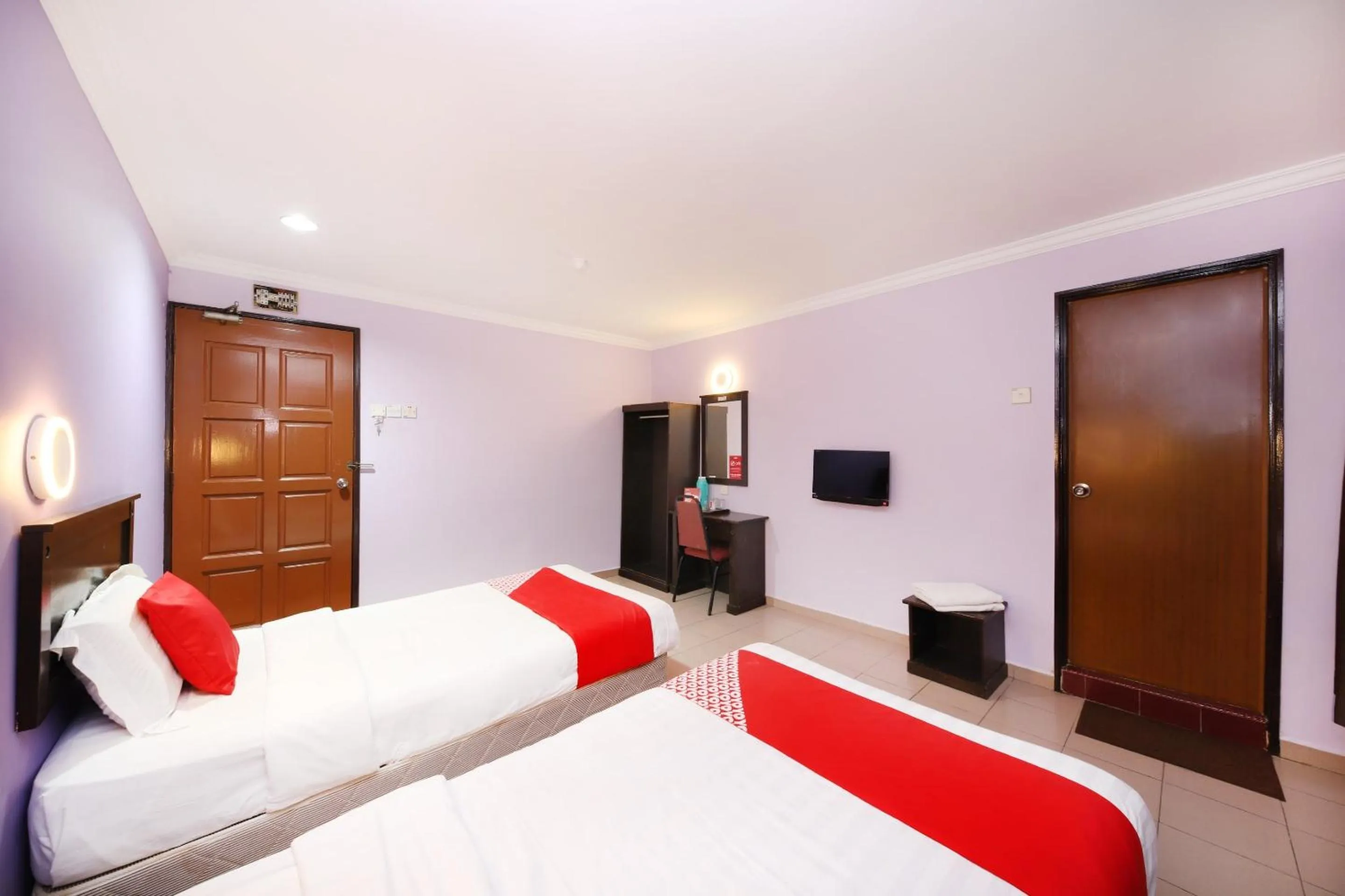 Bedroom, Bed in Super OYO 473 Comfort Hotel 2