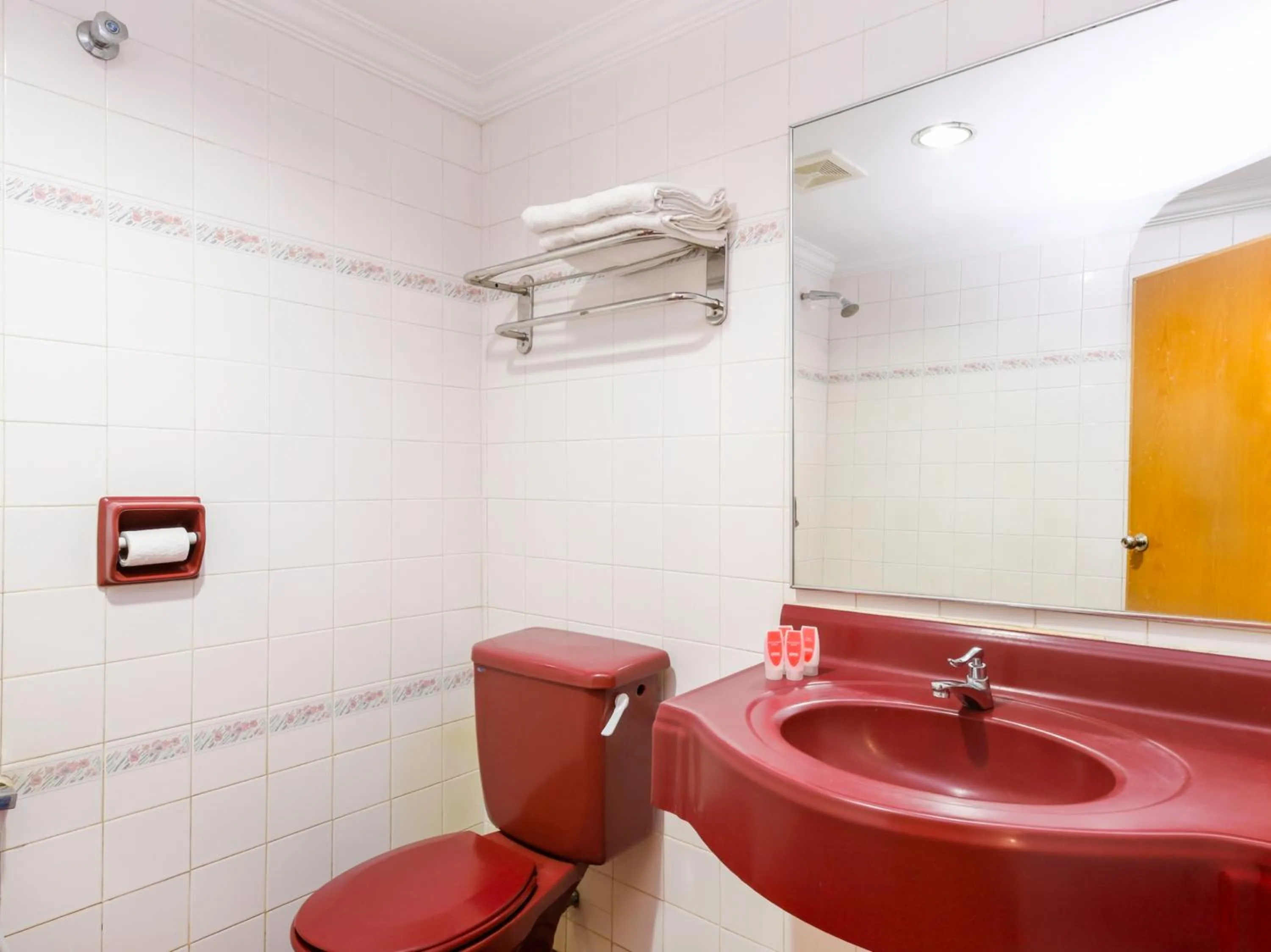 Bathroom in OYO 472 Comfort Hotel 1