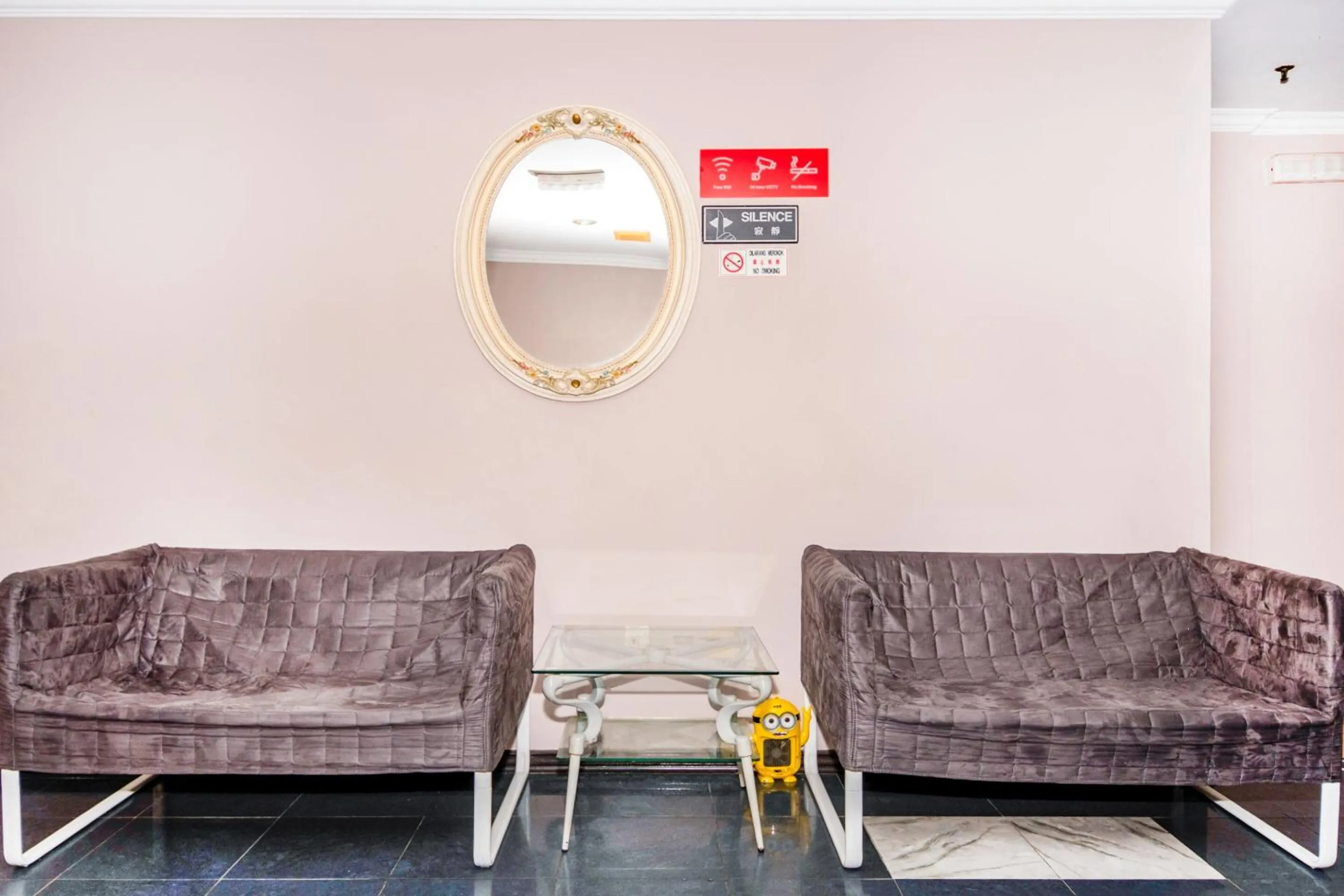 Lobby or reception, Seating Area in OYO 472 Comfort Hotel 1