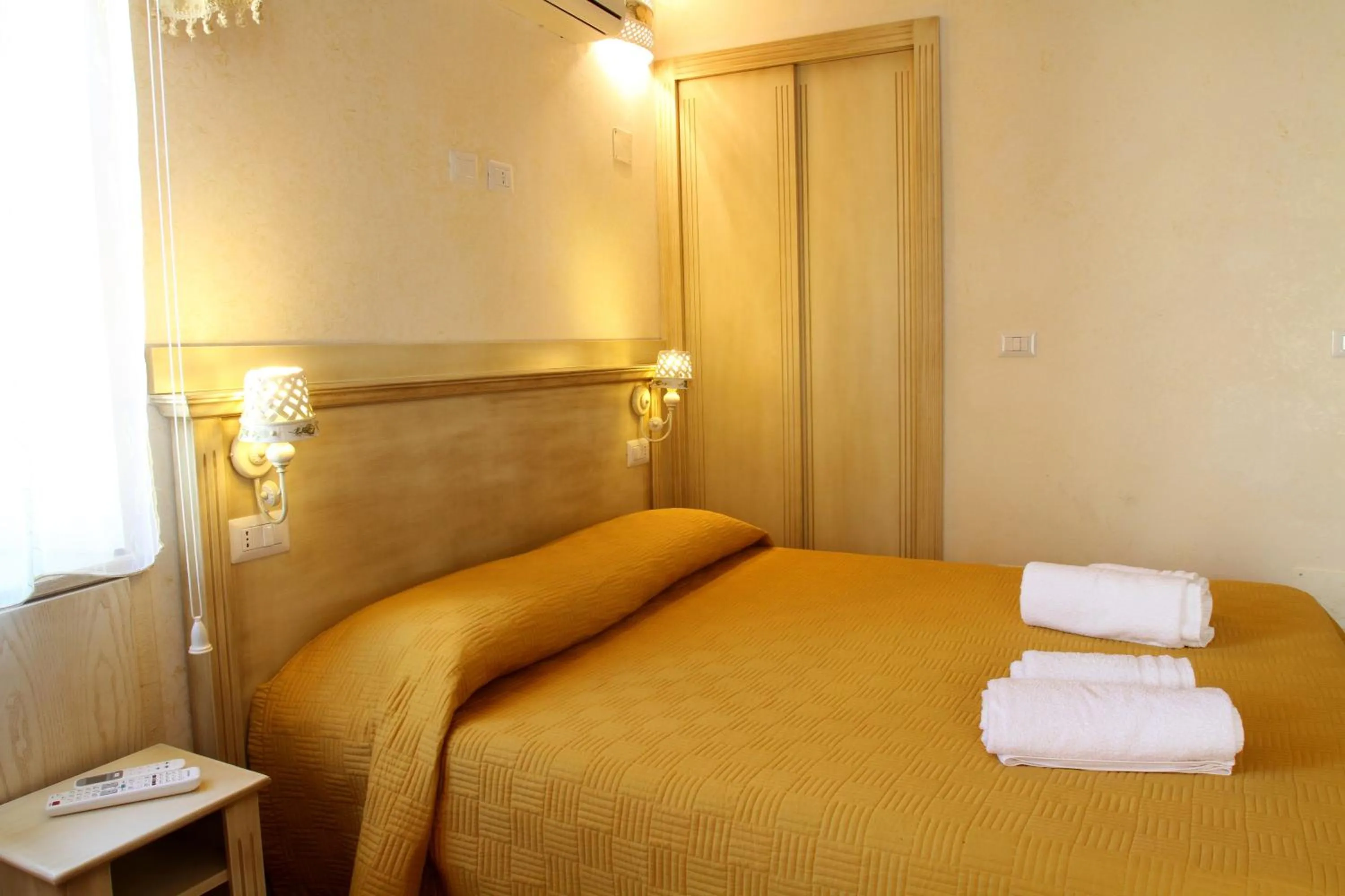 Decorative detail, Bed in B&B Residenza Cardinale