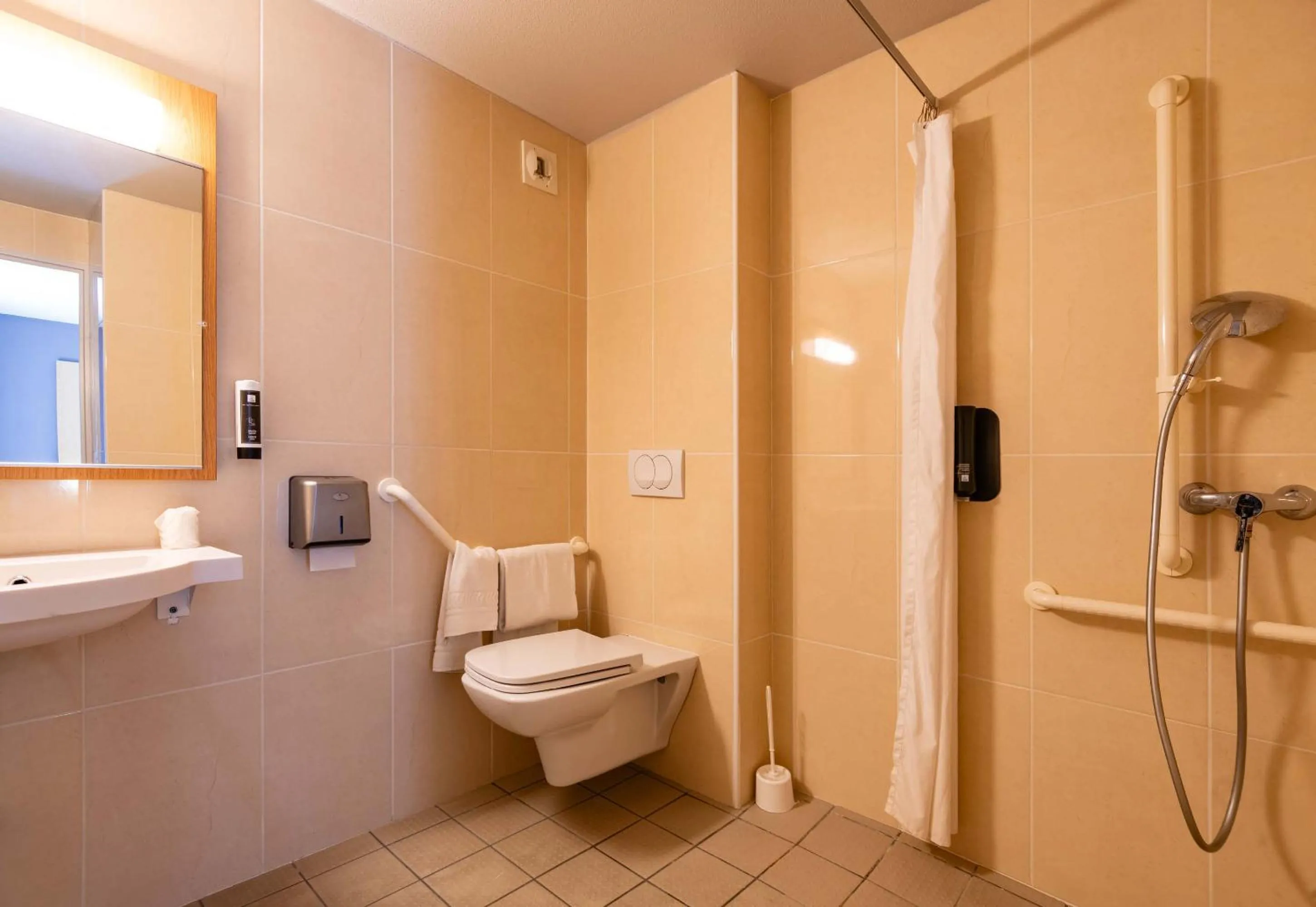 Bathroom in B&B HOTEL Grenoble Centre Alpexpo