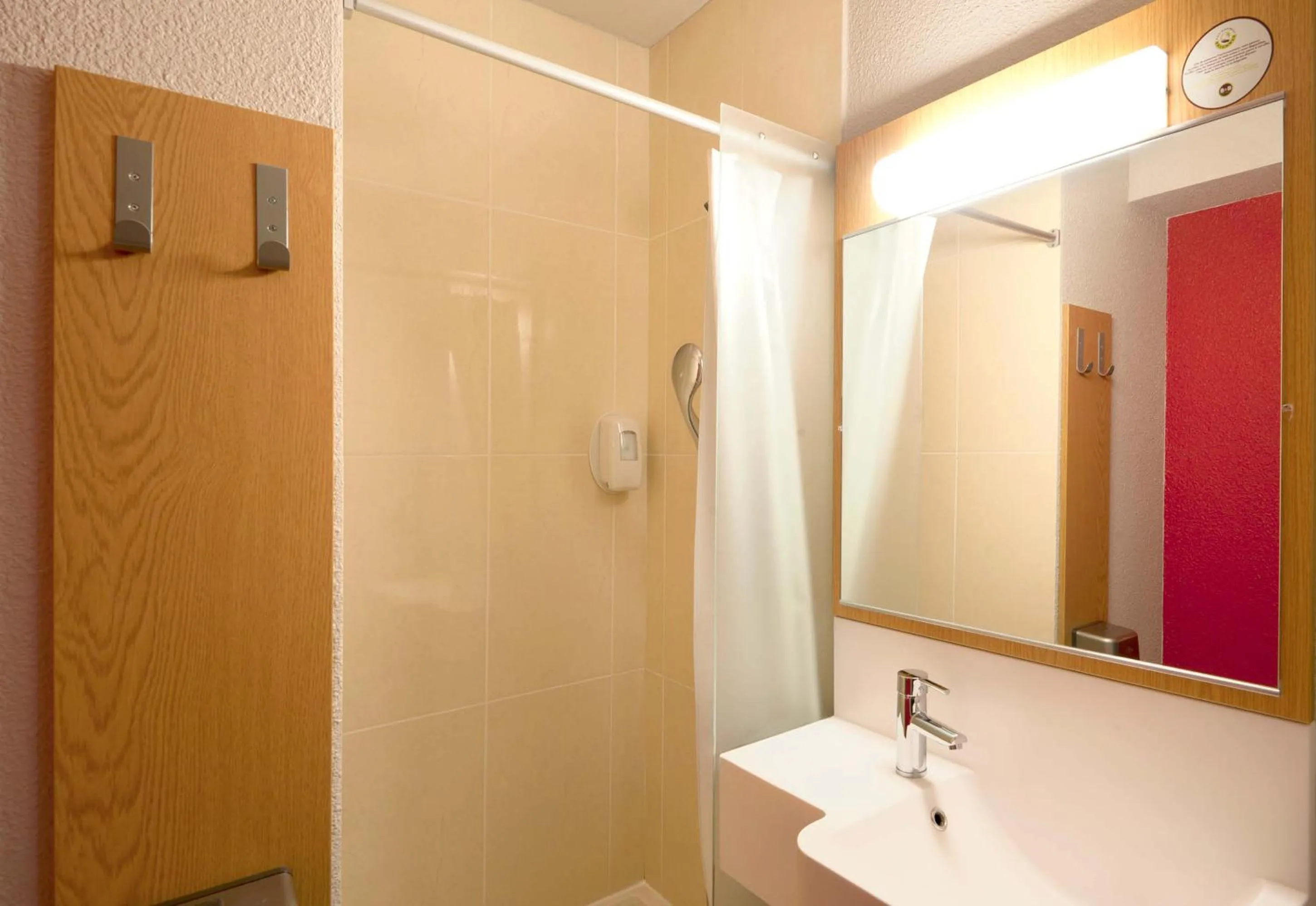 Bathroom in B&B HOTEL Grenoble Centre Alpexpo