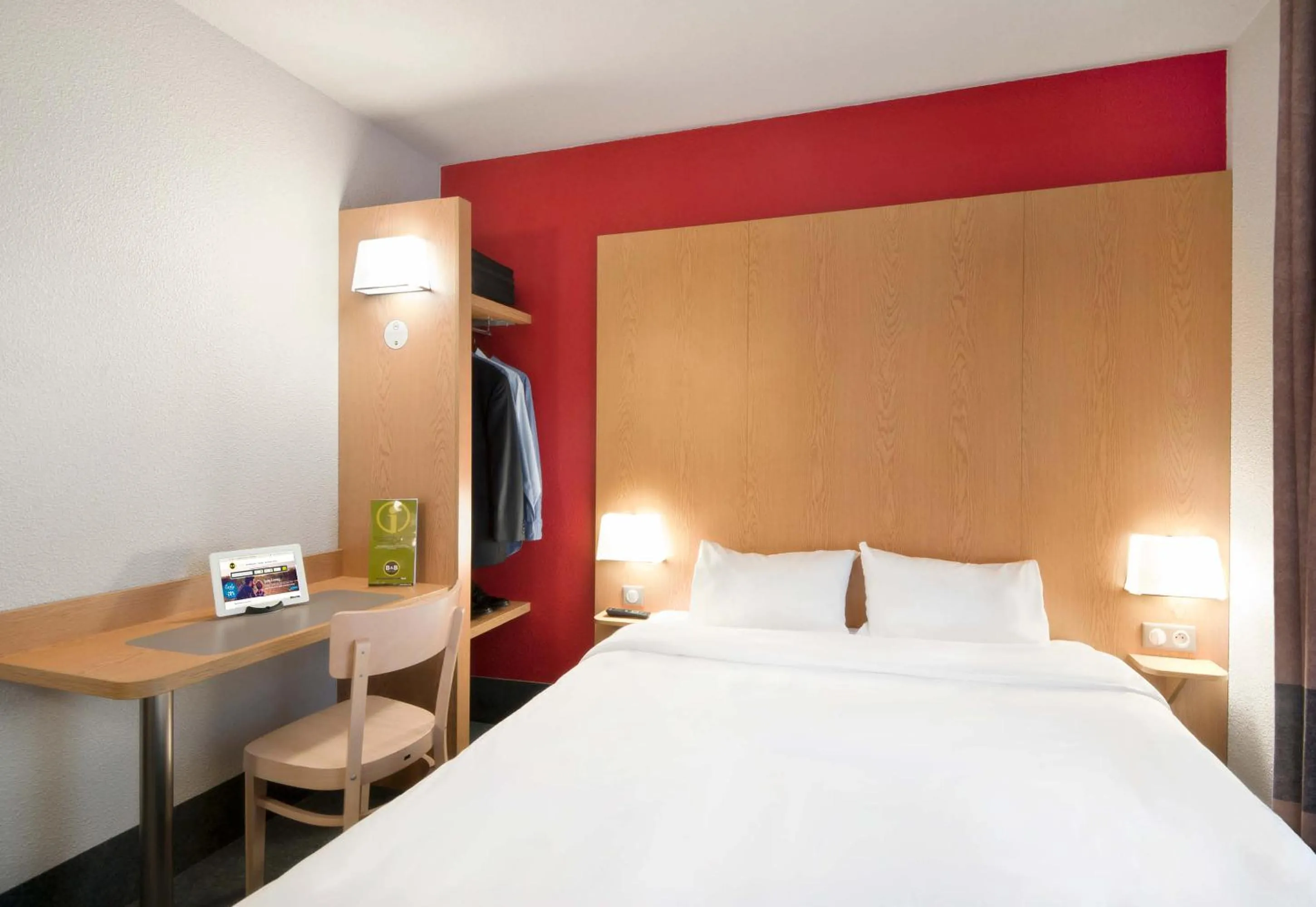 Bedroom, Bed in B&B HOTEL Grenoble Centre Alpexpo