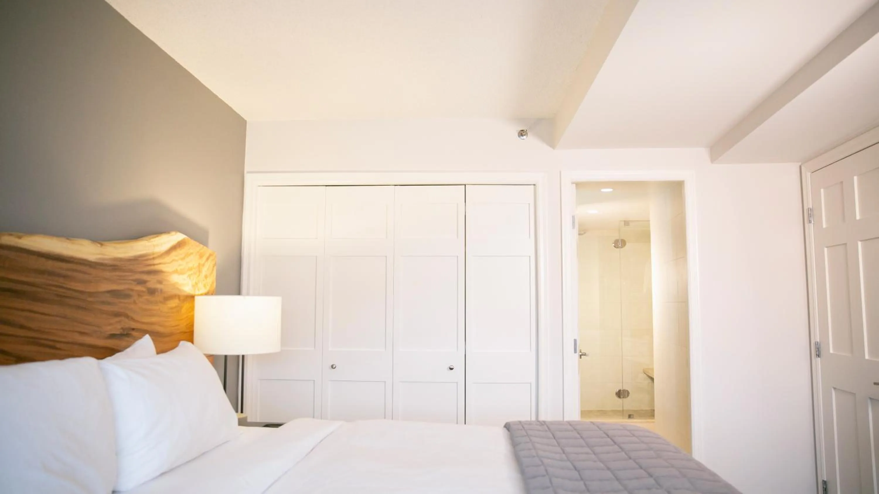 Bedroom, Bed in Carleton Lodge