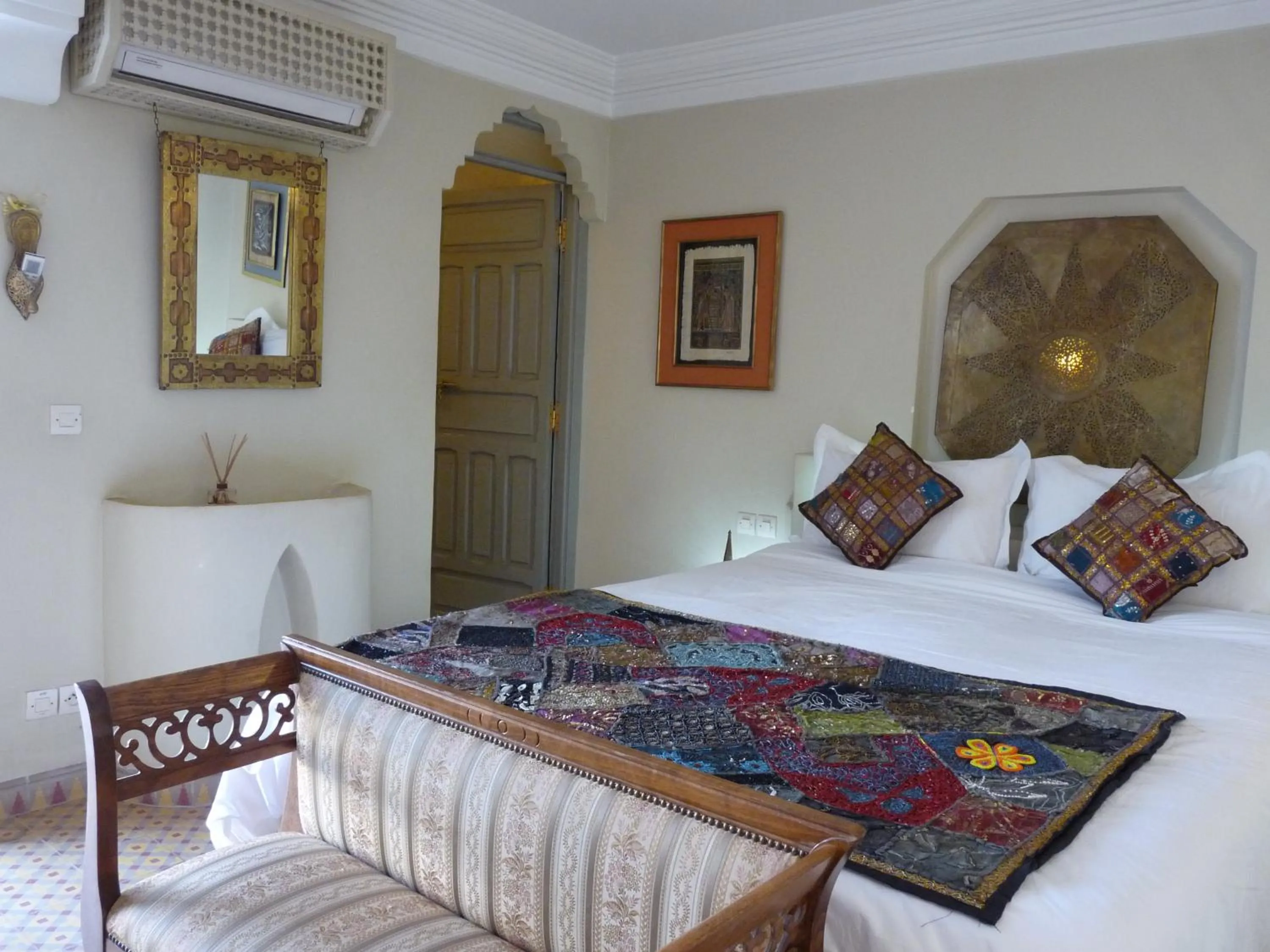Photo of the whole room, Bed in Riad Noos Noos & Spa
