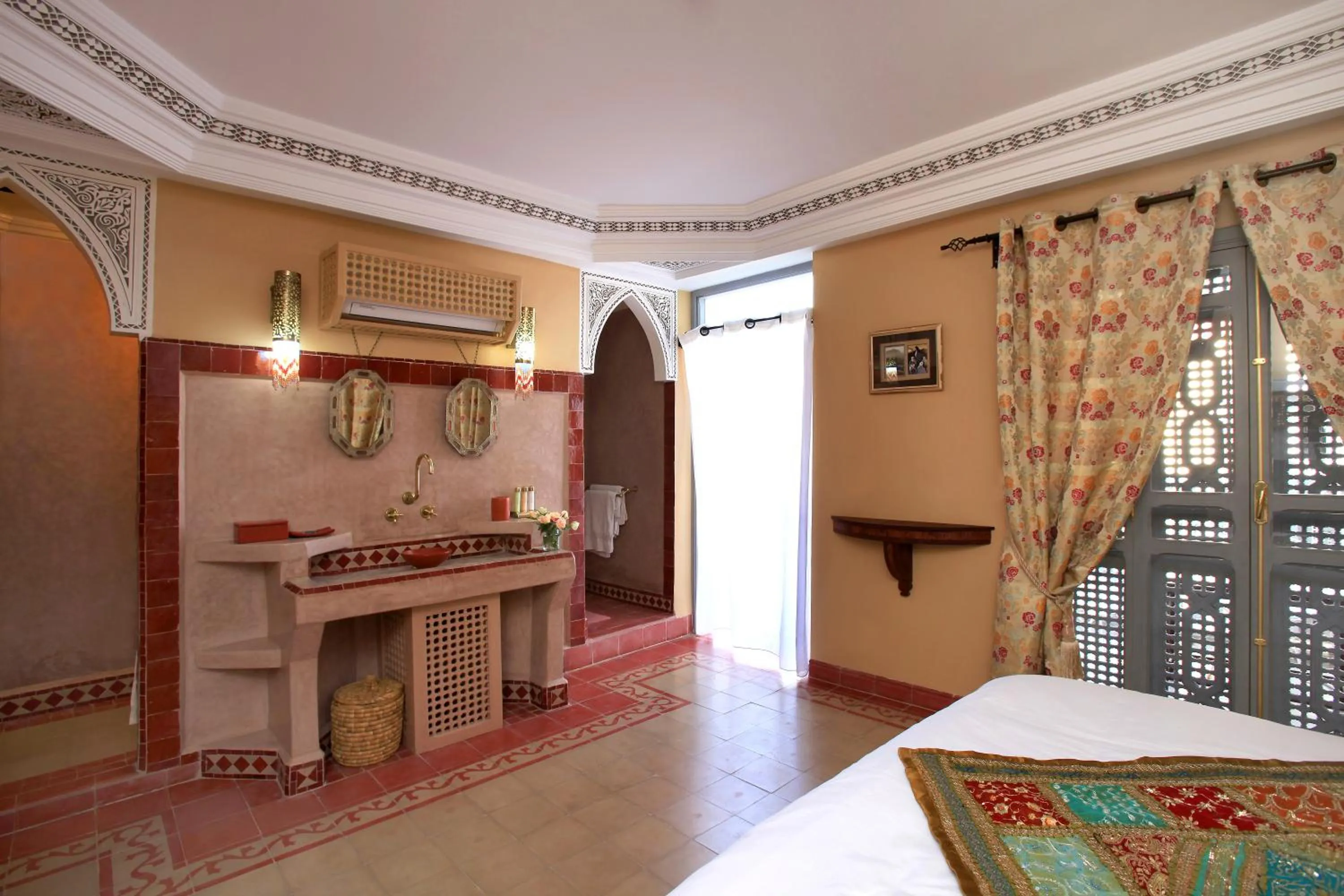 Photo of the whole room, Bed in Riad Noos Noos & Spa