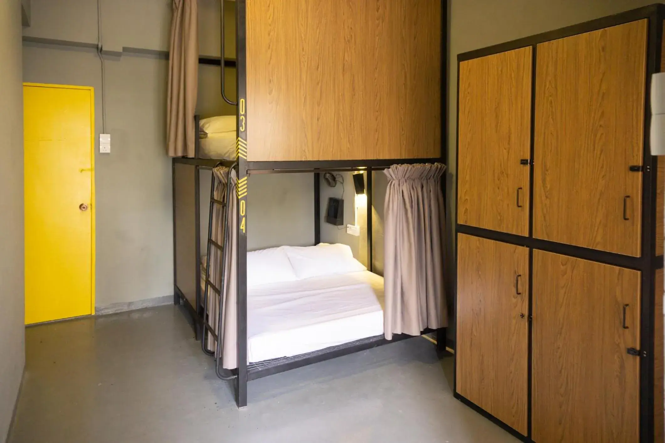 Quadruple Room with Bathroom in Traveller Bunker Hostel 1 Quadruple Room with Bathroom in Traveller Bunker Hostel 1