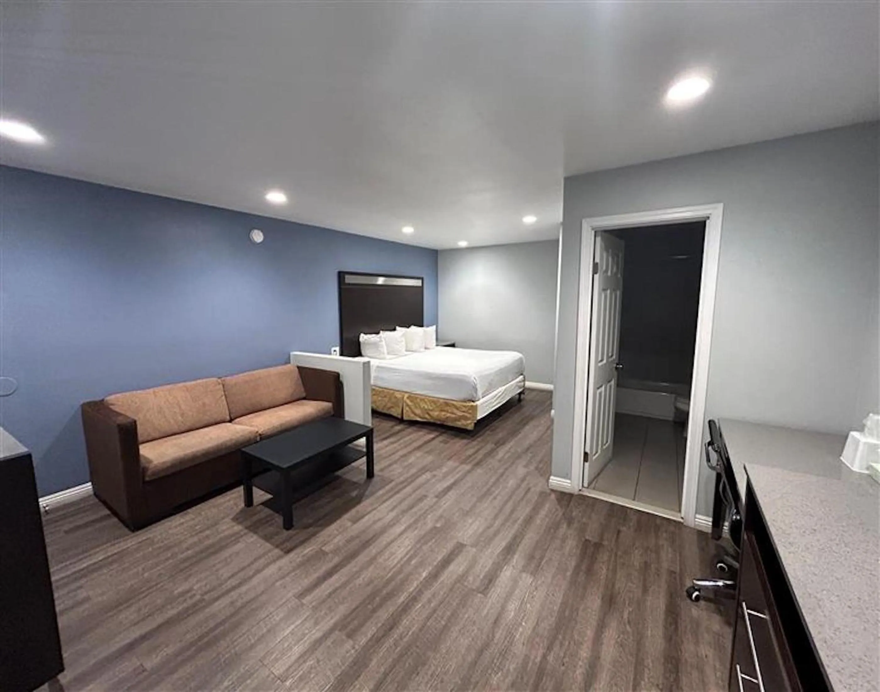 Bedroom, Bed in Motel 6 Yuba City, CA